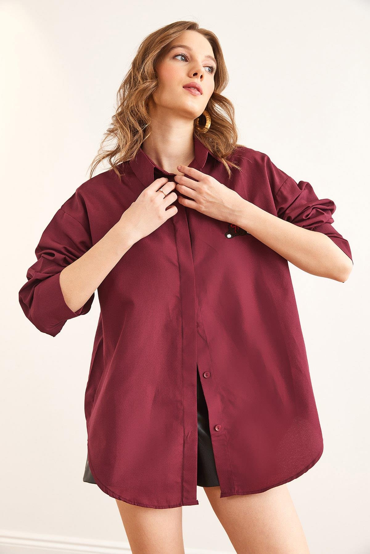 Gizli Patlı Nakış Detaylı Oversize Gömlek Bordo Ayıcık