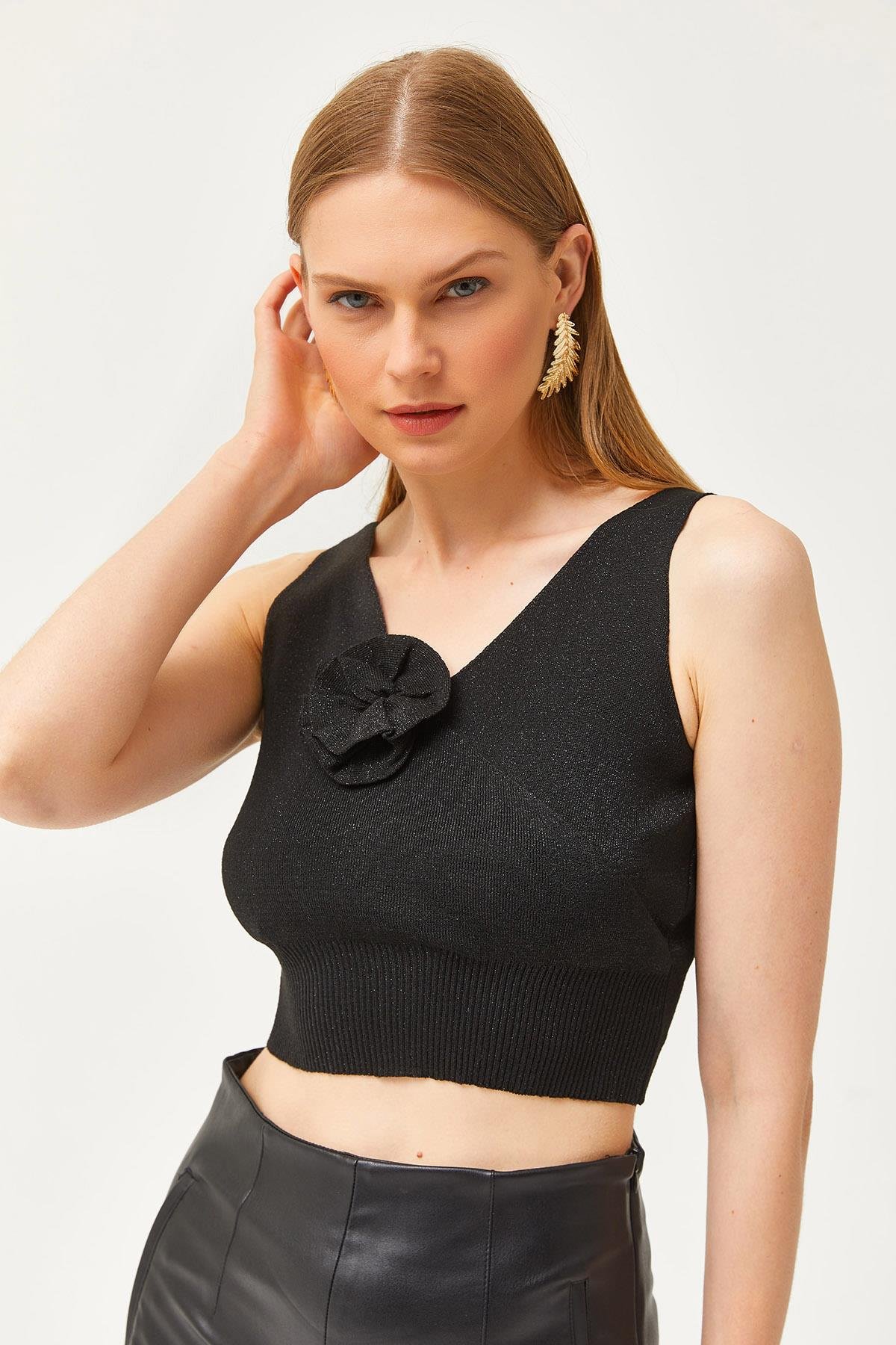 Gül Detaylı Kruvaze Crop Simli Triko Bluz Siyah