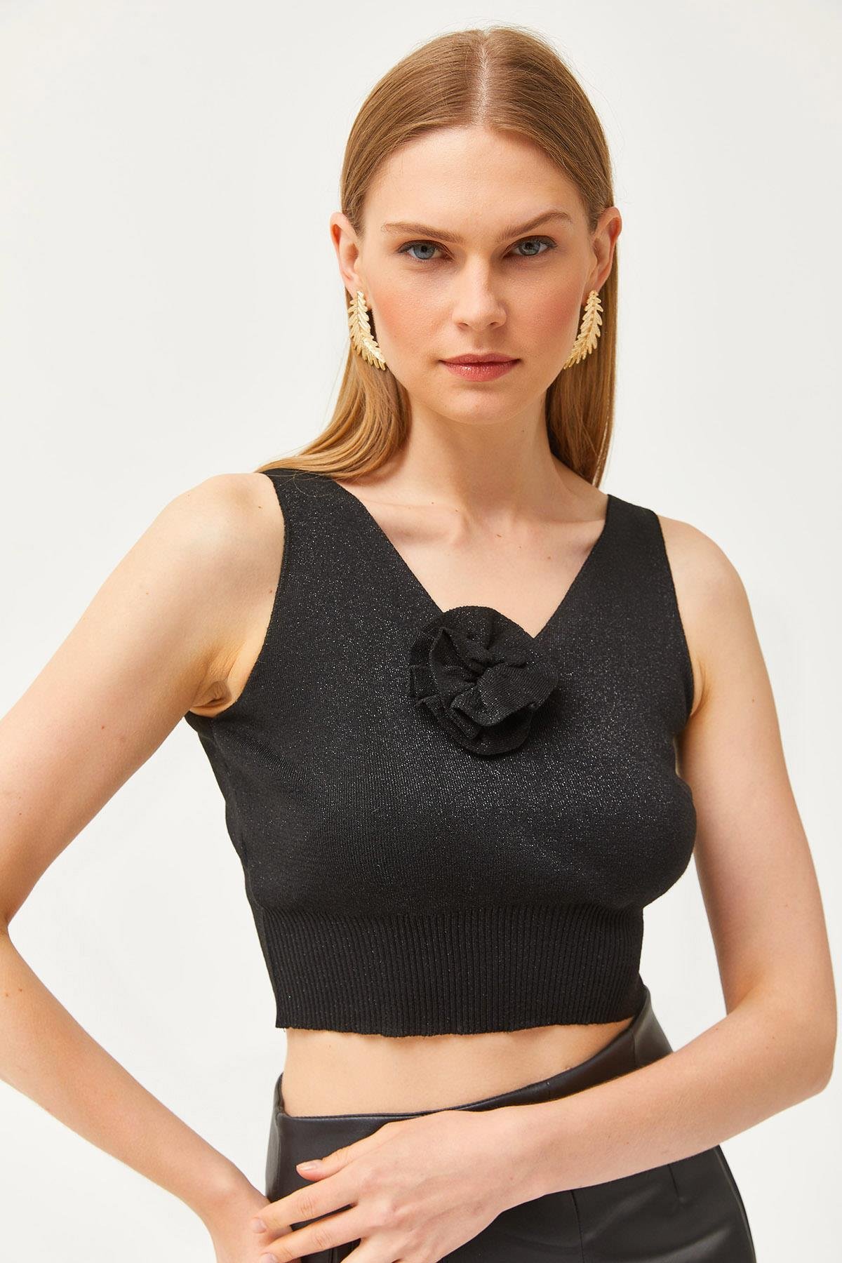 Gül Detaylı Kruvaze Crop Simli Triko Bluz Siyah
