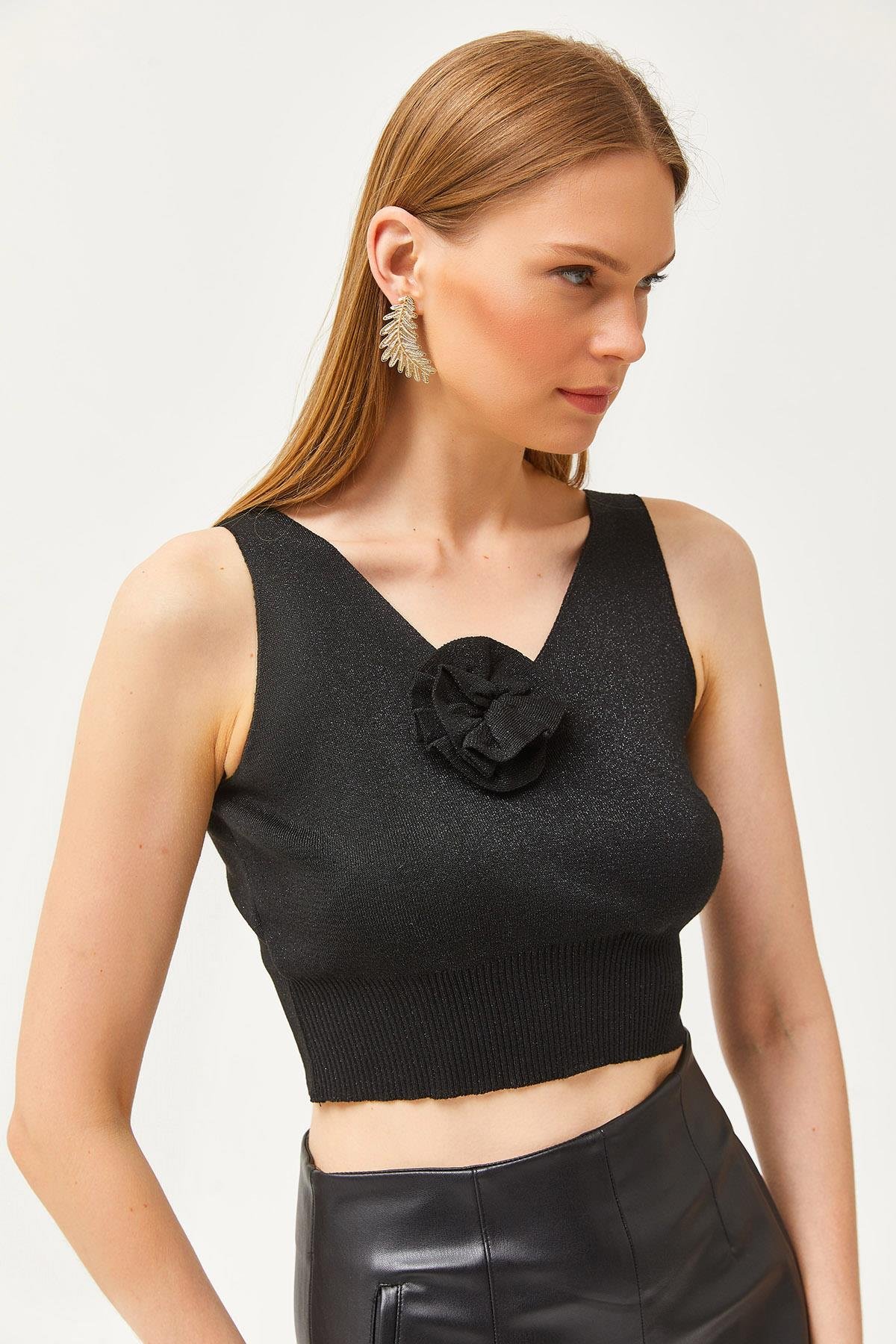 Gül Detaylı Kruvaze Crop Simli Triko Bluz Siyah