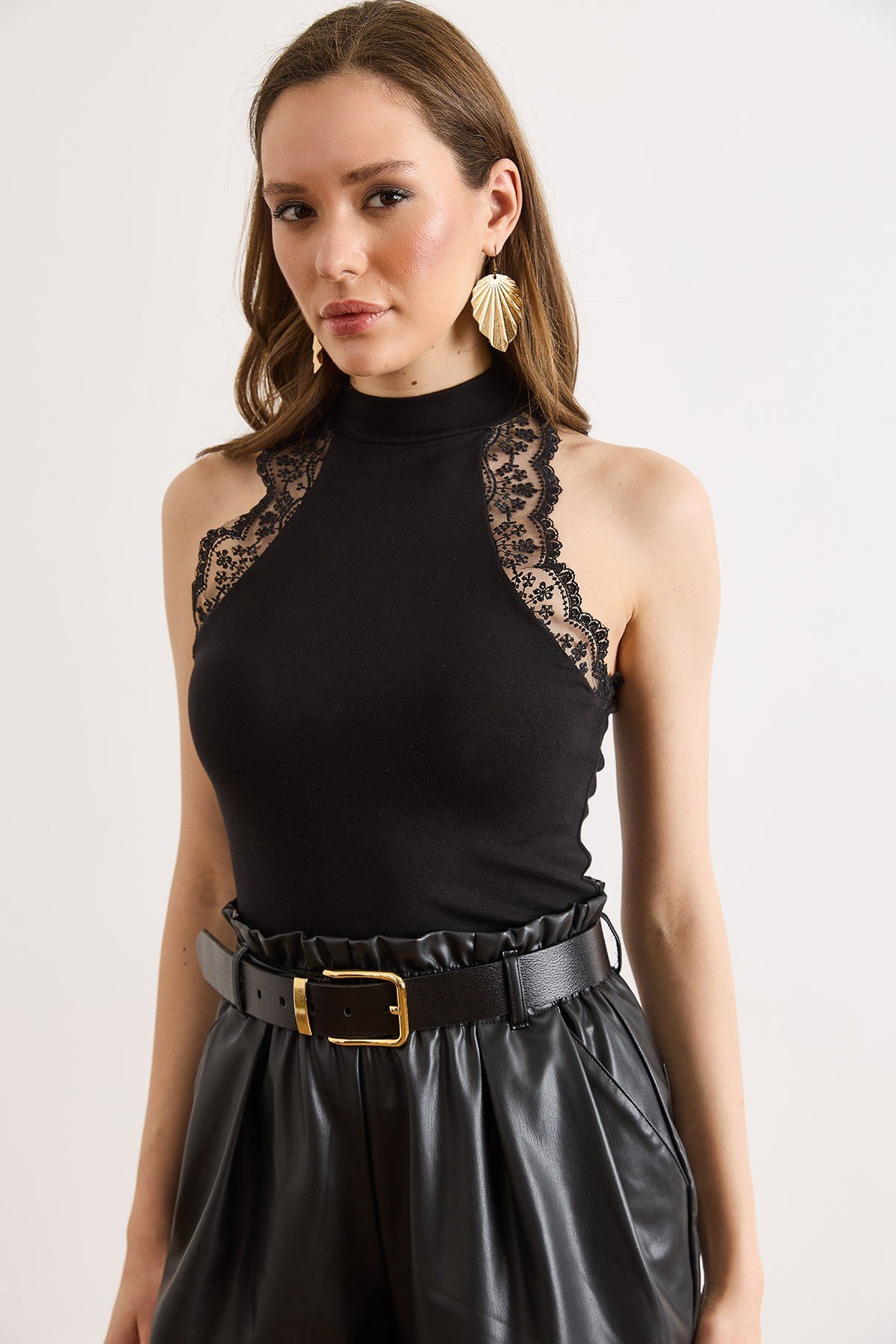 Halter Yaka Dantel Detaylı Yumuşak Esnek Bluz Siyah