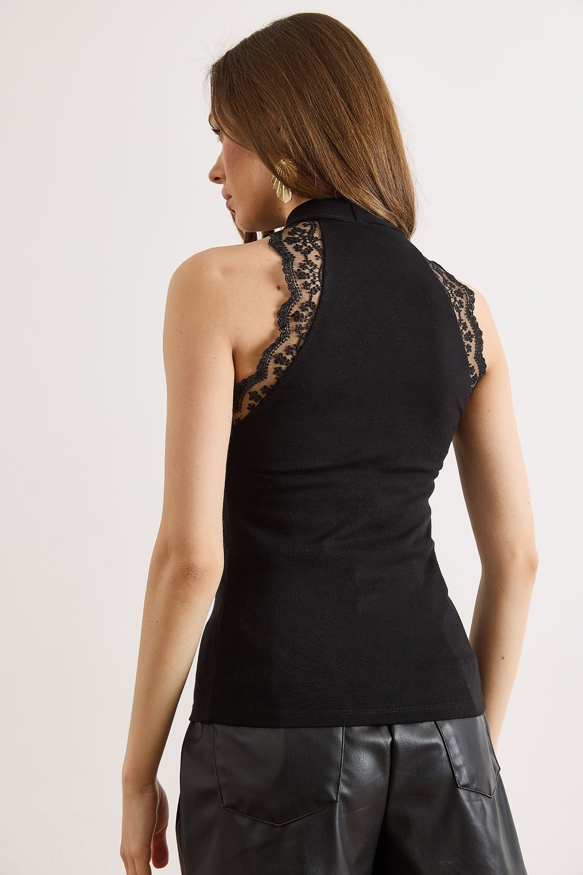 Halter Yaka Dantel Detaylı Yumuşak Esnek Bluz Siyah