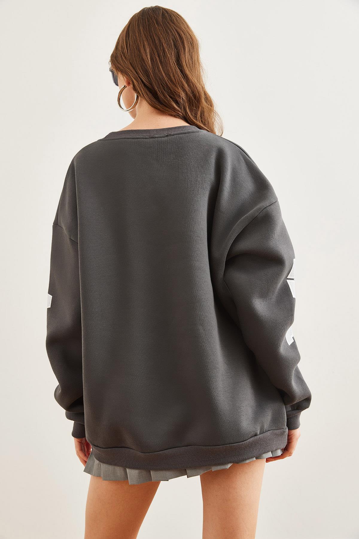 Kabartma Baskılı Oversize Şardonlu Sweatshirt Füme