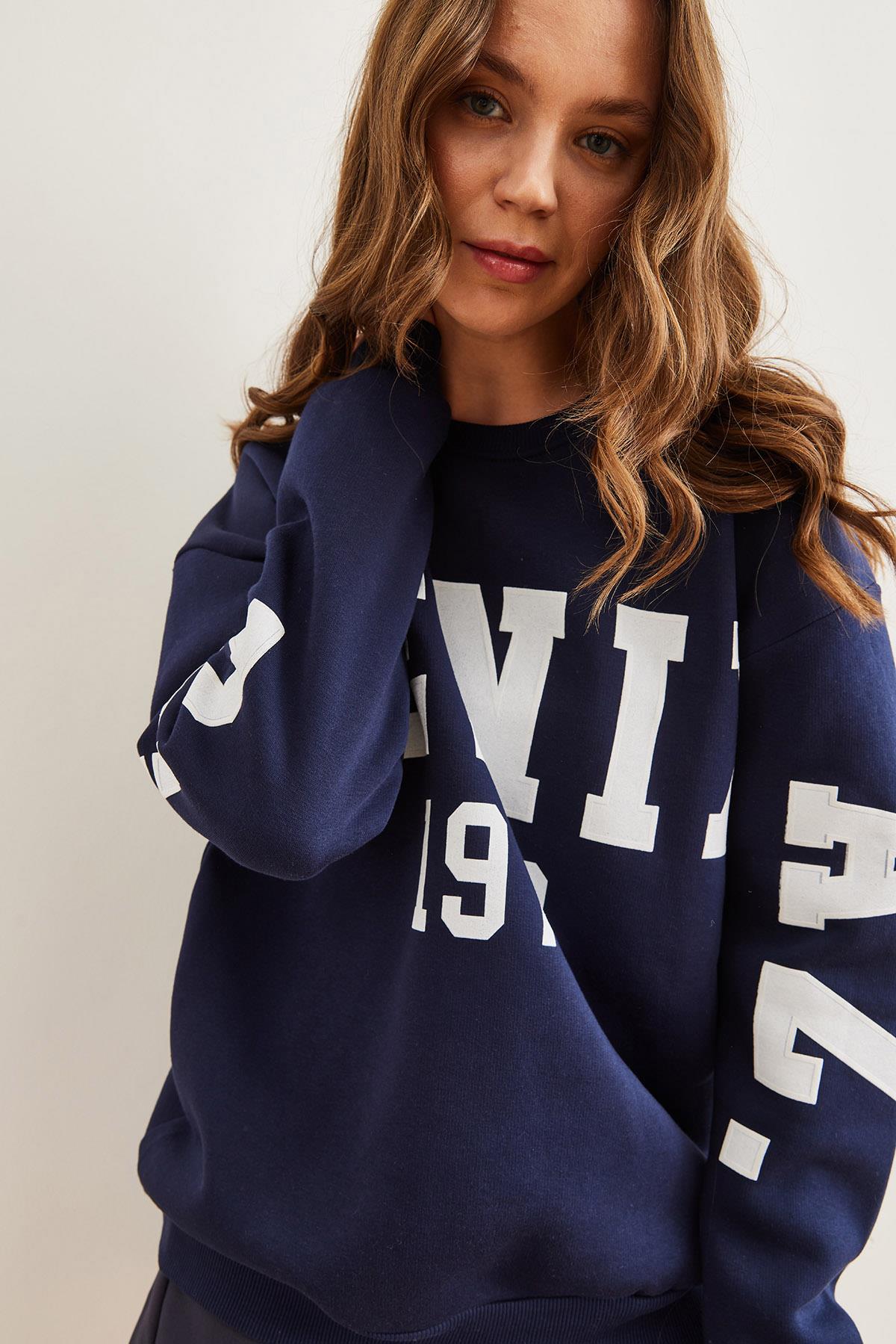 Kabartma Baskılı Oversize Şardonlu Sweatshirt Lacivert