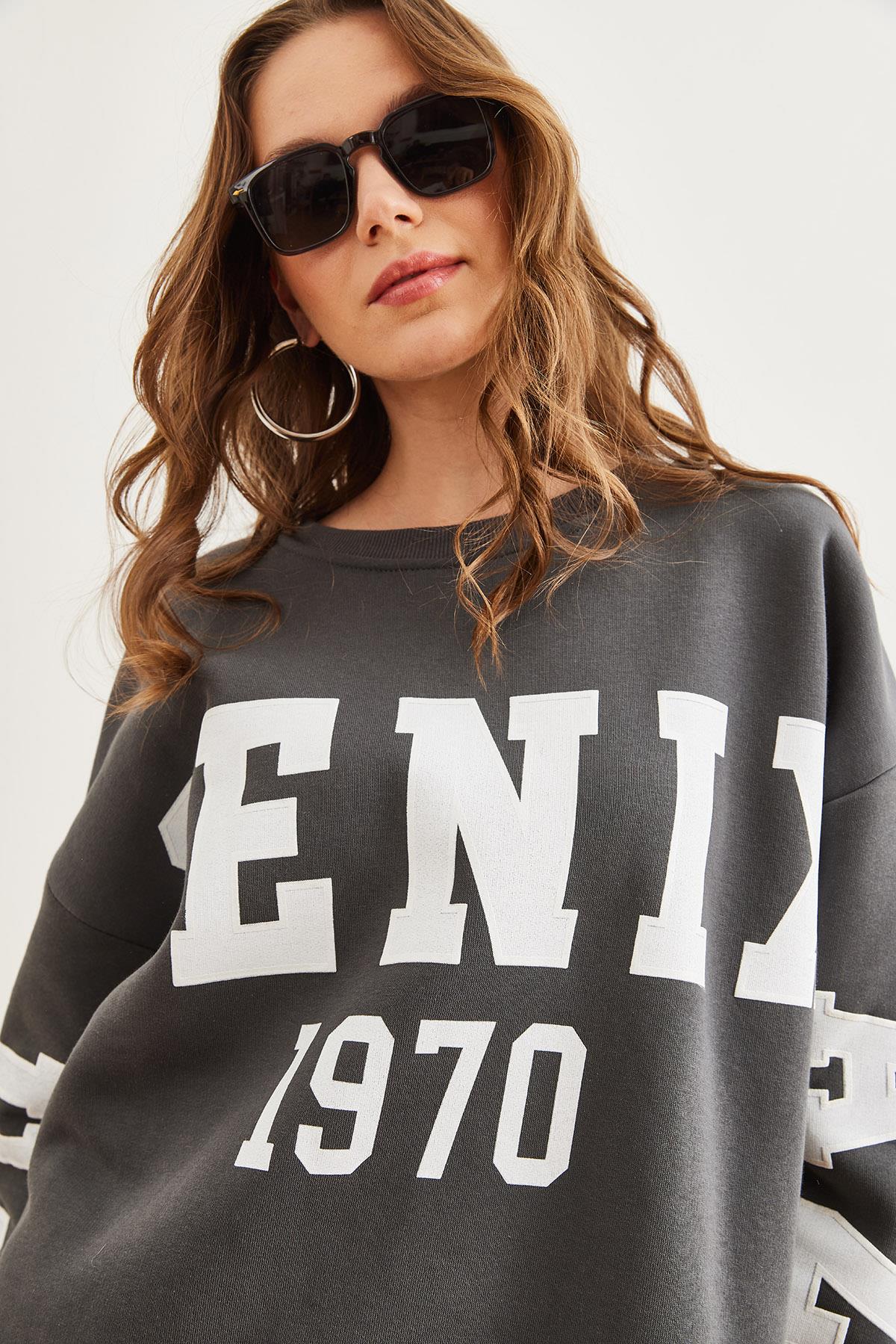 Kabartma Baskılı Oversize Şardonlu Sweatshirt Füme