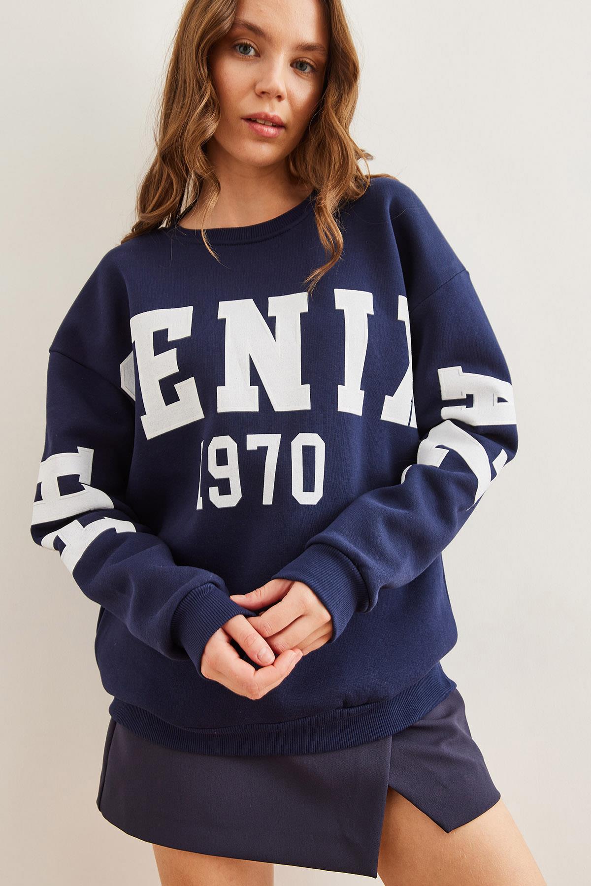 Kabartma Baskılı Oversize Şardonlu Sweatshirt Lacivert