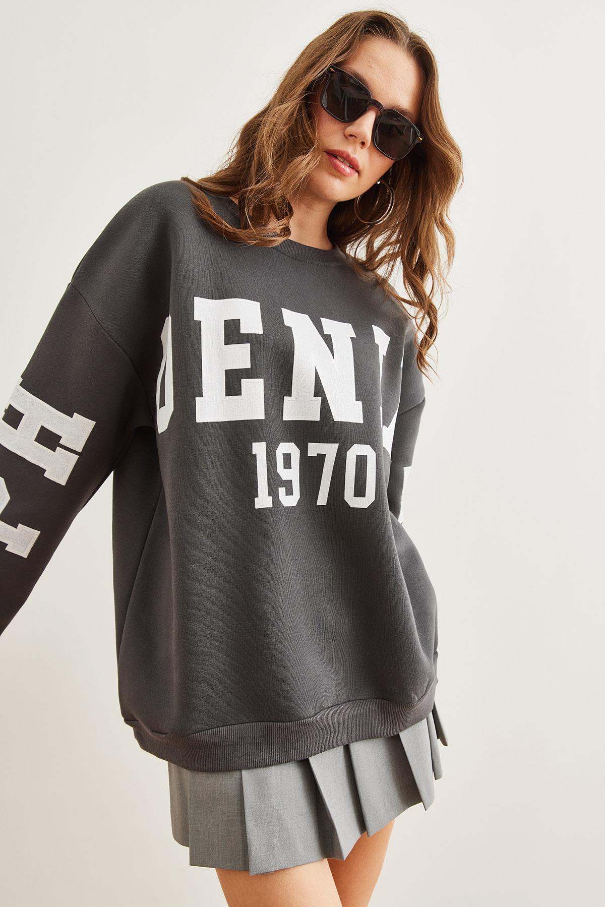 Kabartma Baskılı Oversize Şardonlu Sweatshirt Füme