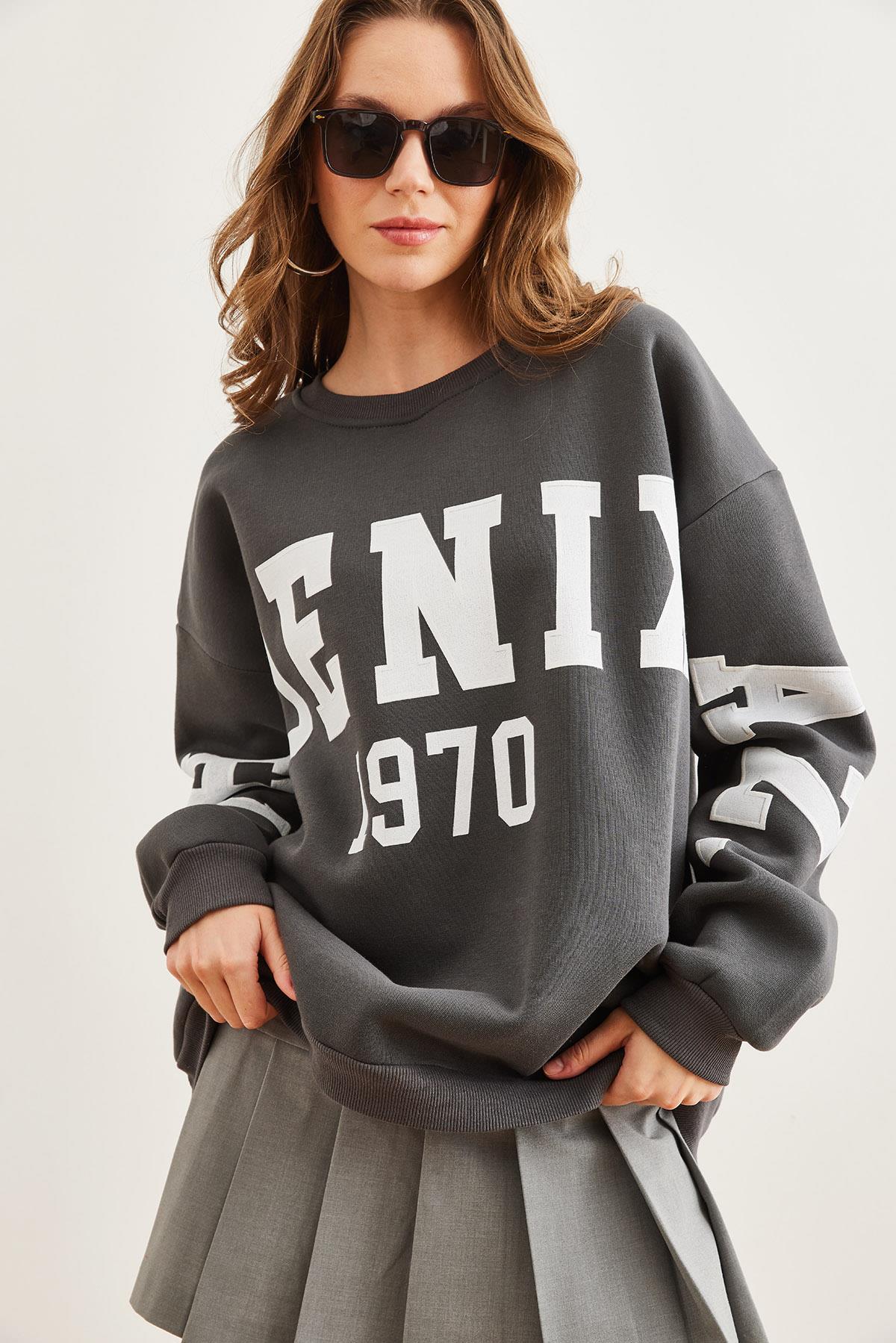 Kabartma Baskılı Oversize Şardonlu Sweatshirt Füme