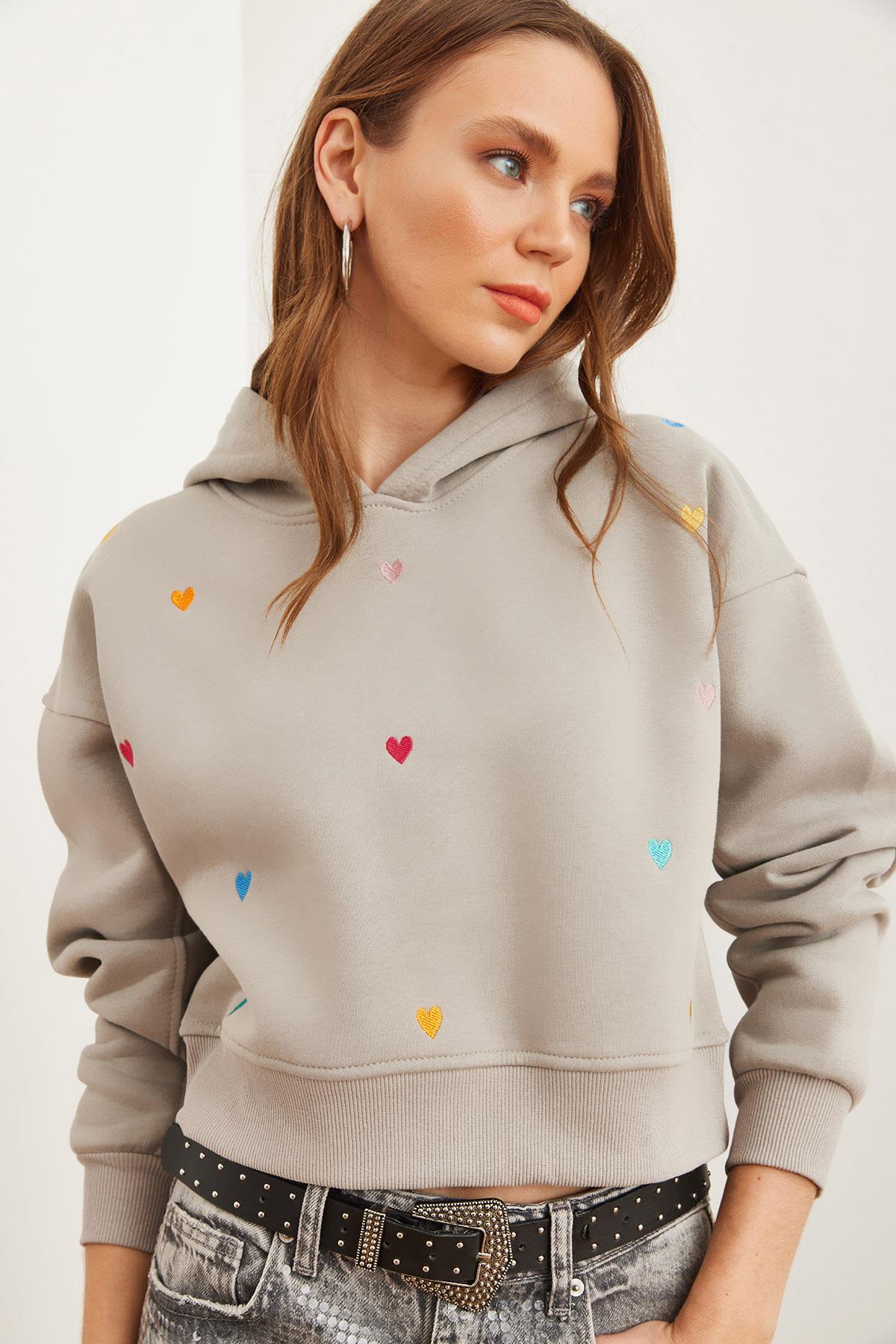Kapüşonlu Kalp Nakışlı Şardonlu Crop Sweatshirt Yunus Gri