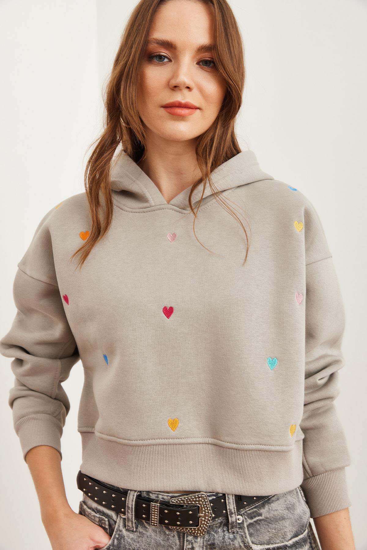 Kapüşonlu Kalp Nakışlı Şardonlu Crop Sweatshirt Yunus Gri
