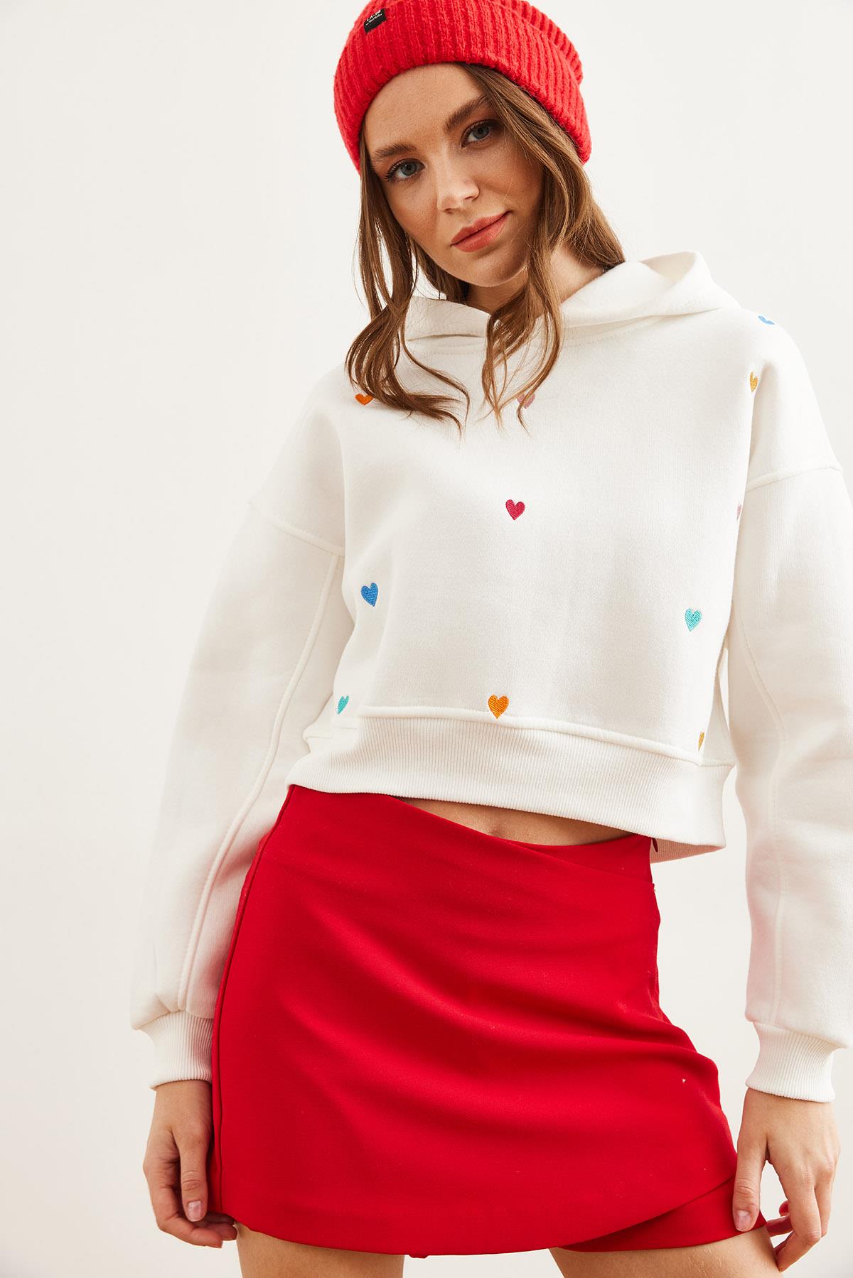 Kapüşonlu Kalp Nakışlı Şardonlu Crop Sweatshirt Beyaz
