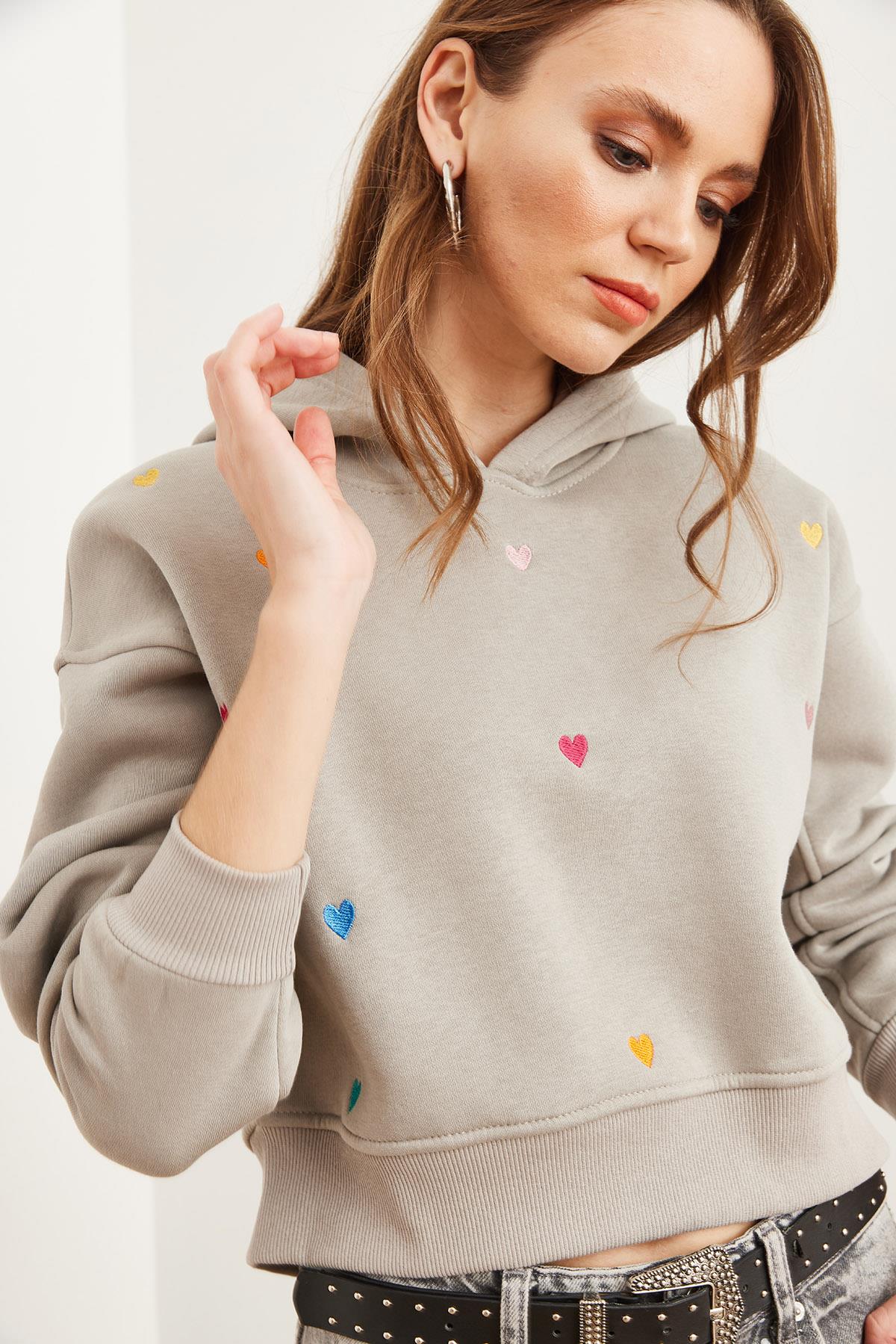 Kapüşonlu Kalp Nakışlı Şardonlu Crop Sweatshirt Yunus Gri