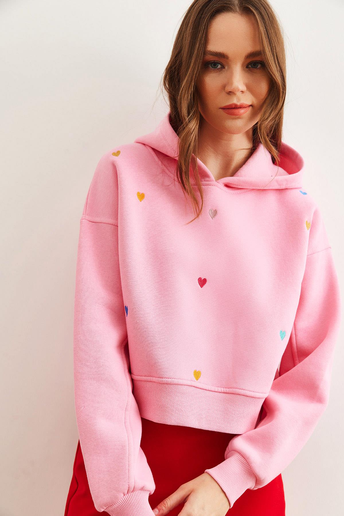 Kapüşonlu Kalp Nakışlı Şardonlu Crop Sweatshirt Şeker Pembe