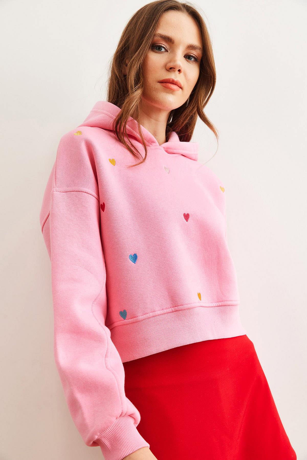 Kapüşonlu Kalp Nakışlı Şardonlu Crop Sweatshirt Şeker Pembe