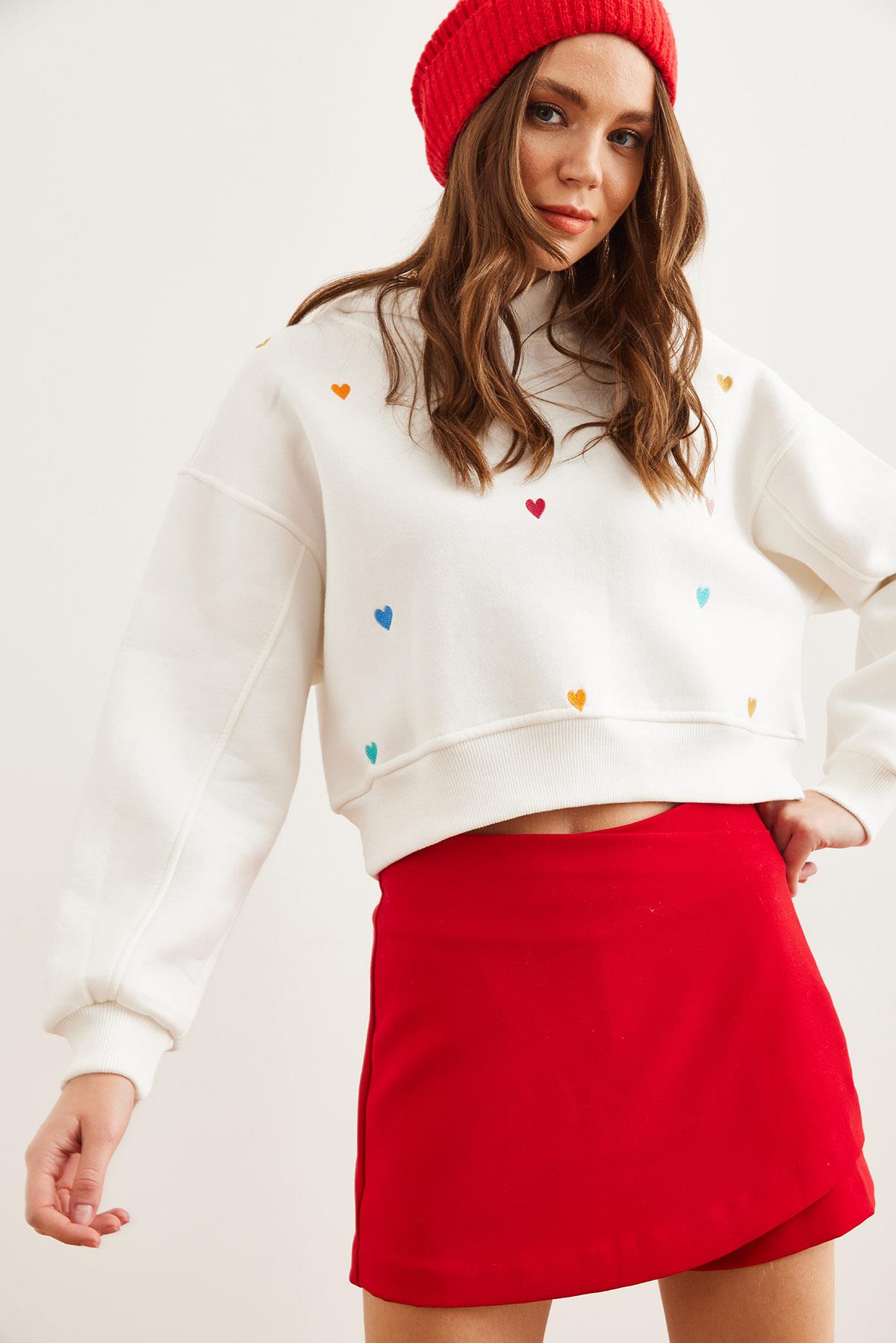 Kapüşonlu Kalp Nakışlı Şardonlu Crop Sweatshirt Beyaz