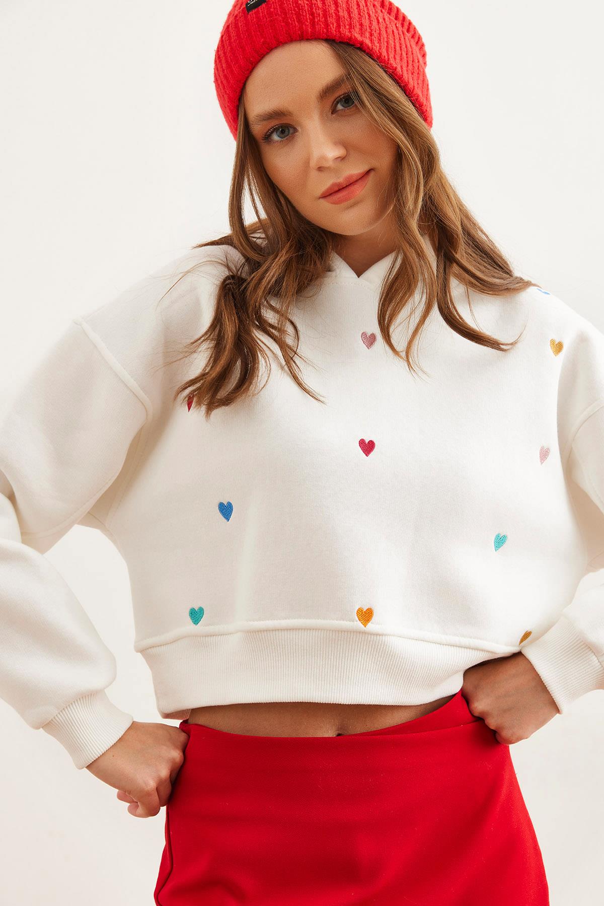 Kapüşonlu Kalp Nakışlı Şardonlu Crop Sweatshirt Beyaz