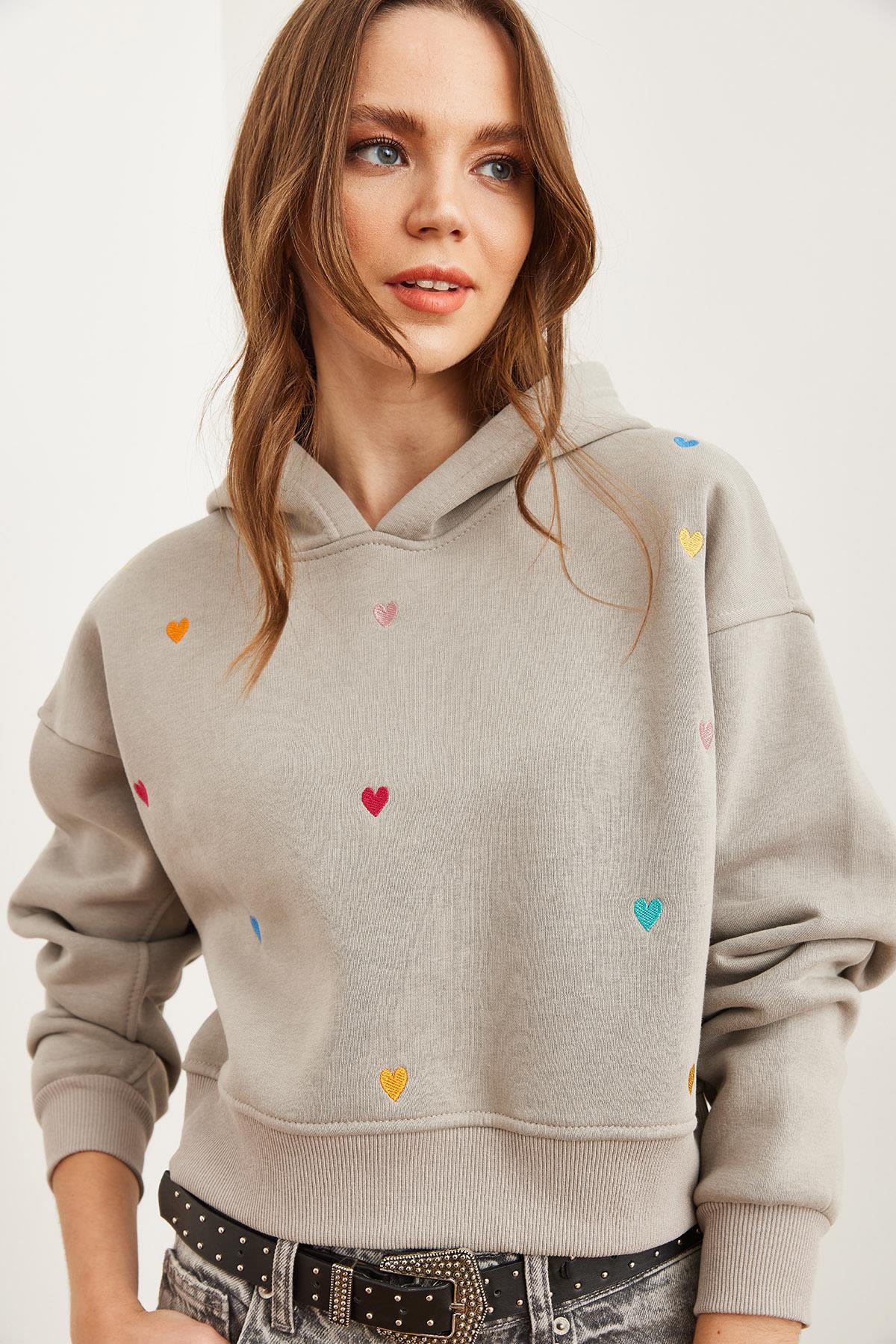 Kapüşonlu Kalp Nakışlı Şardonlu Crop Sweatshirt Yunus Gri