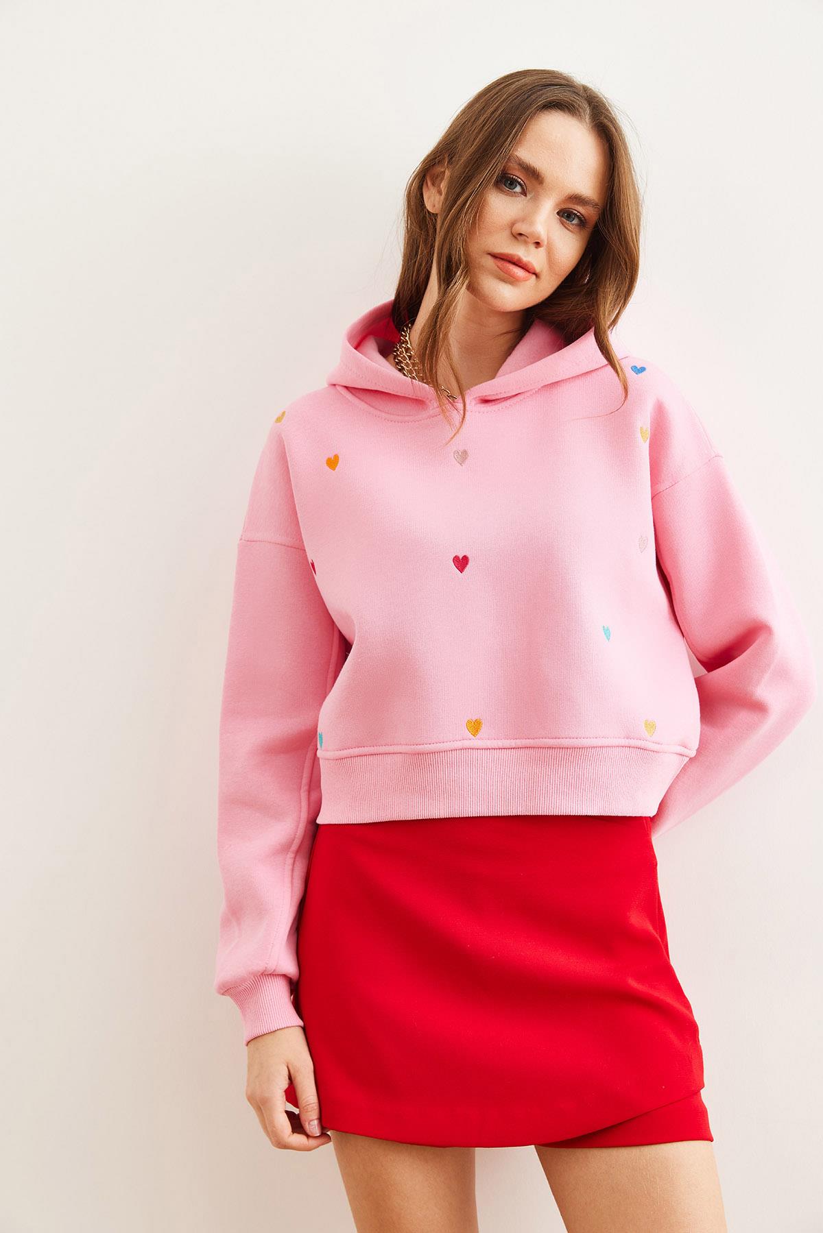 Kapüşonlu Kalp Nakışlı Şardonlu Crop Sweatshirt Şeker Pembe