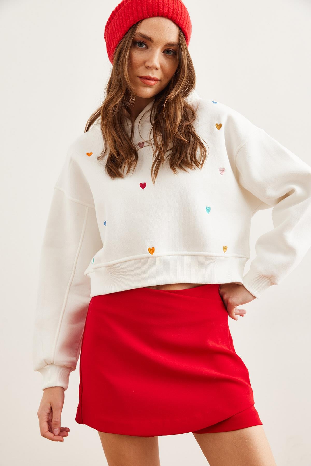 Kapüşonlu Kalp Nakışlı Şardonlu Crop Sweatshirt Beyaz