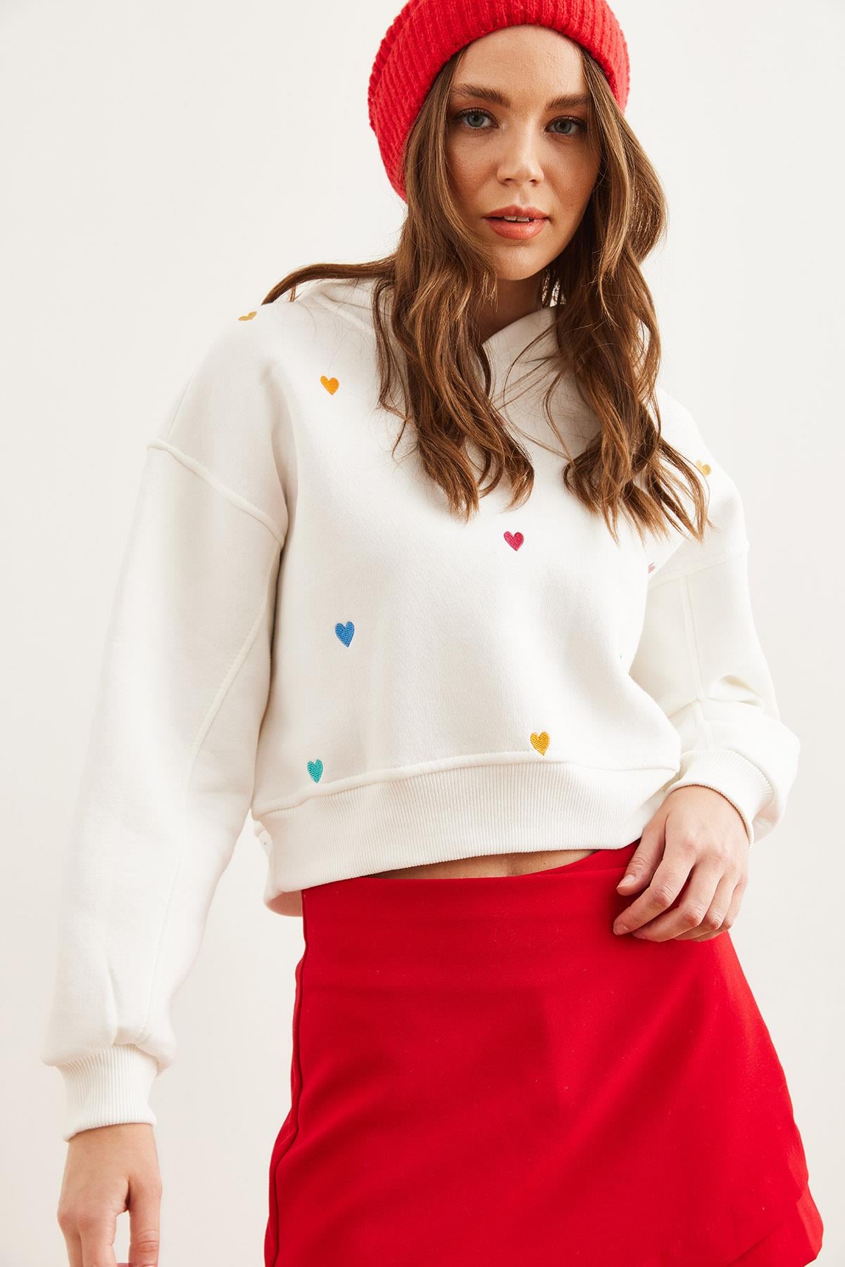 Kapüşonlu Kalp Nakışlı Şardonlu Crop Sweatshirt Beyaz