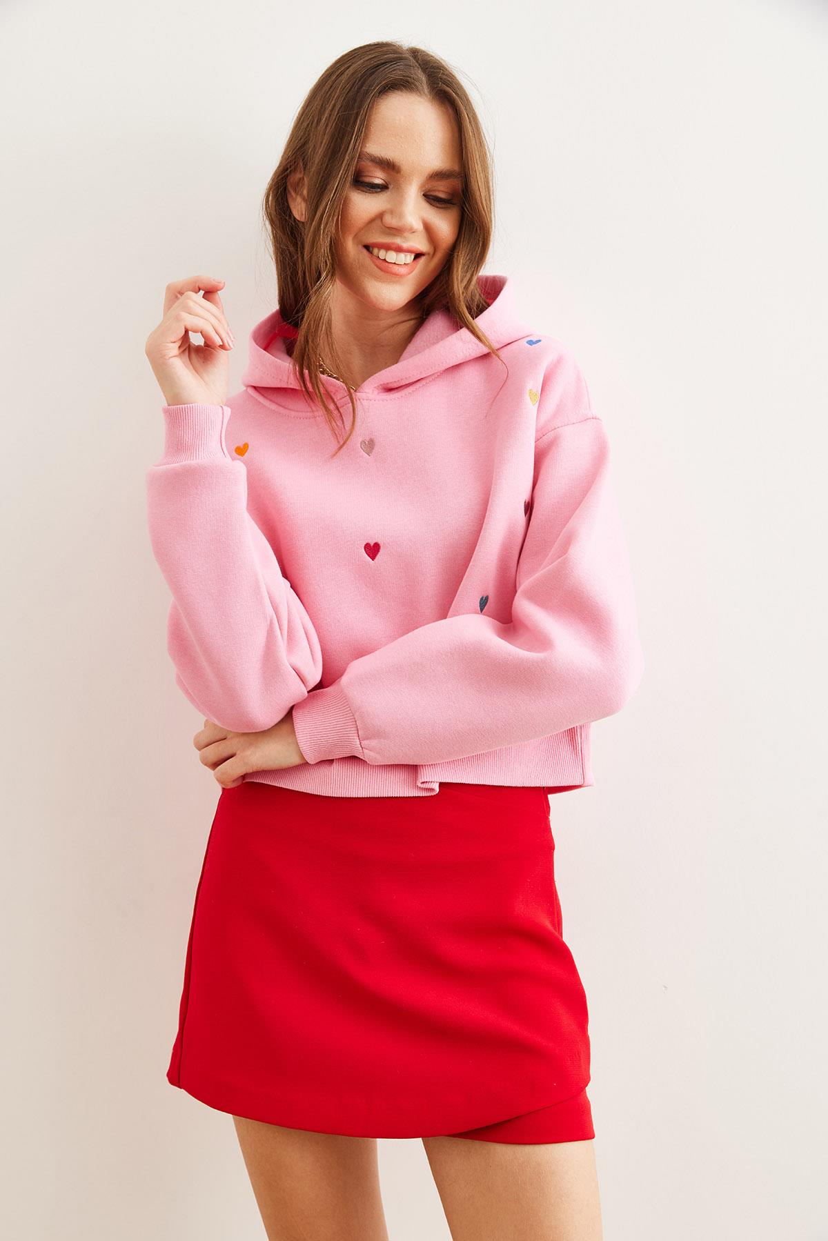 Kapüşonlu Kalp Nakışlı Şardonlu Crop Sweatshirt Şeker Pembe