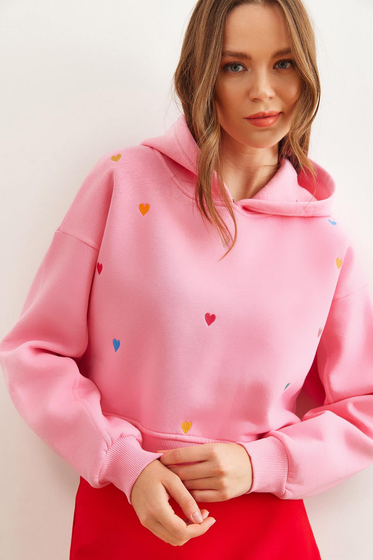 Kapüşonlu Kalp Nakışlı Şardonlu Crop Sweatshirt Şeker Pembe