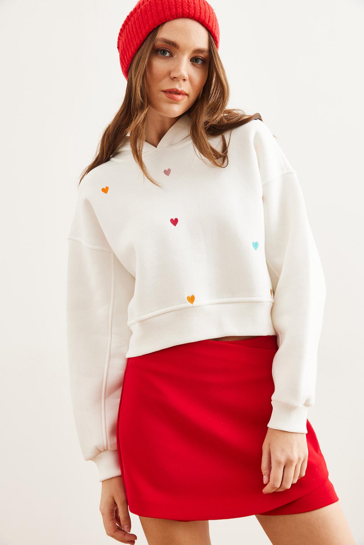 Kapüşonlu Kalp Nakışlı Şardonlu Crop Sweatshirt Beyaz