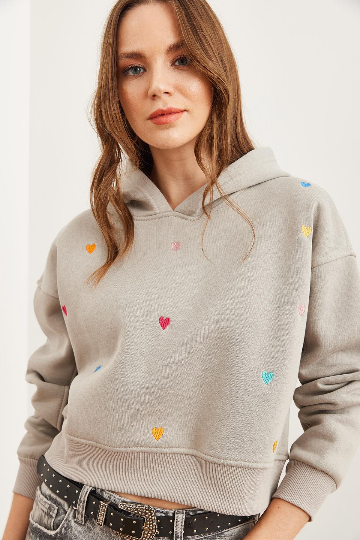 Kapüşonlu Kalp Nakışlı Şardonlu Crop Sweatshirt Yunus Gri