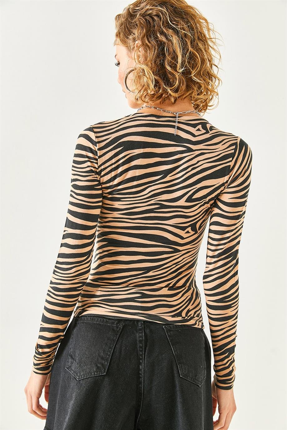 Kare Yaka Önü Çift Katlı Likralı Bluz Zebra Camel