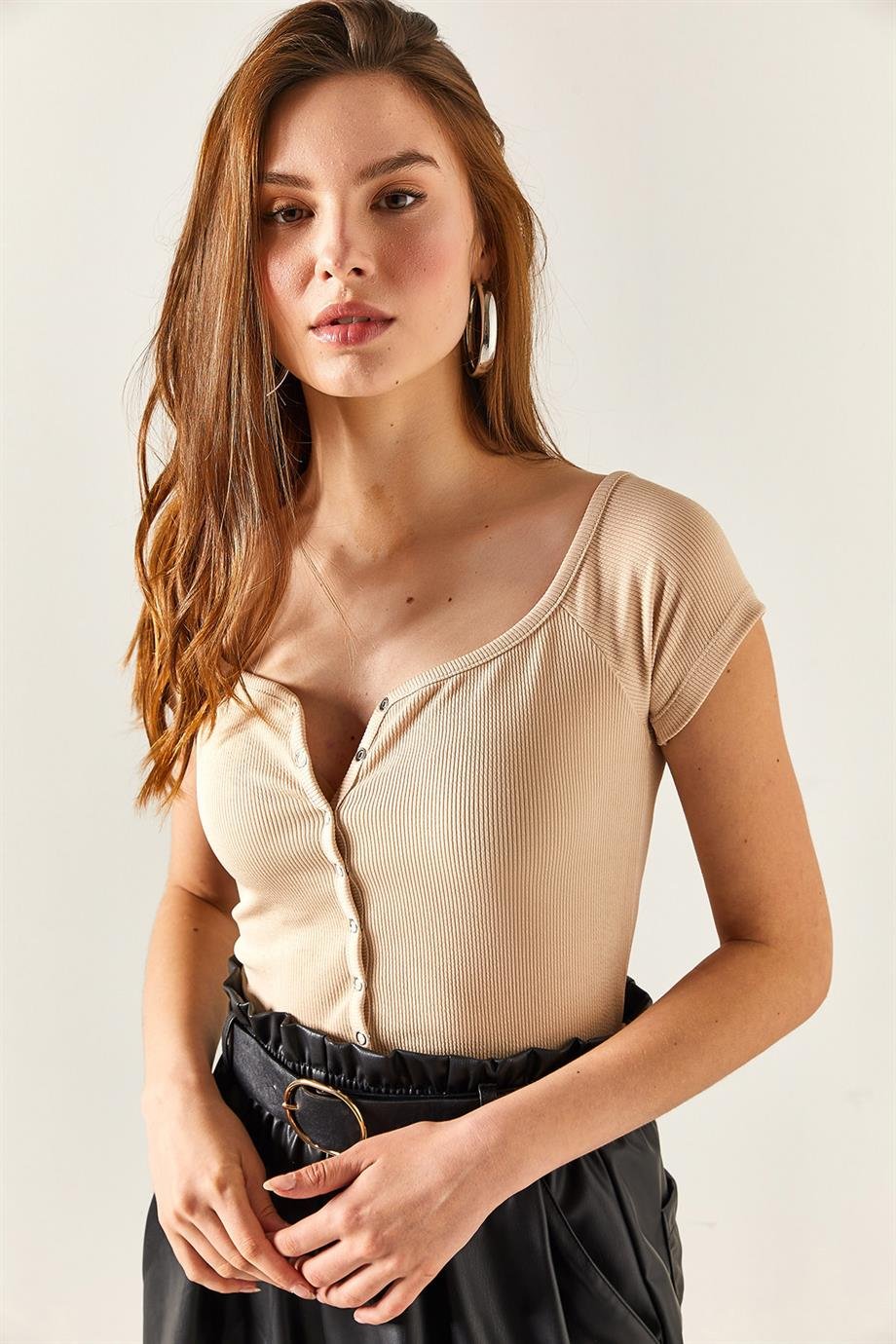 Kayık Yaka Çıtçıtlı Likralı Crop Bluz Bej