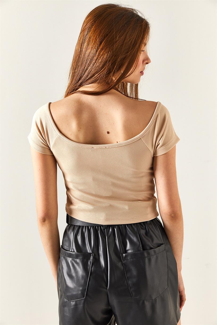 Kayık Yaka Çıtçıtlı Likralı Crop Bluz Bej