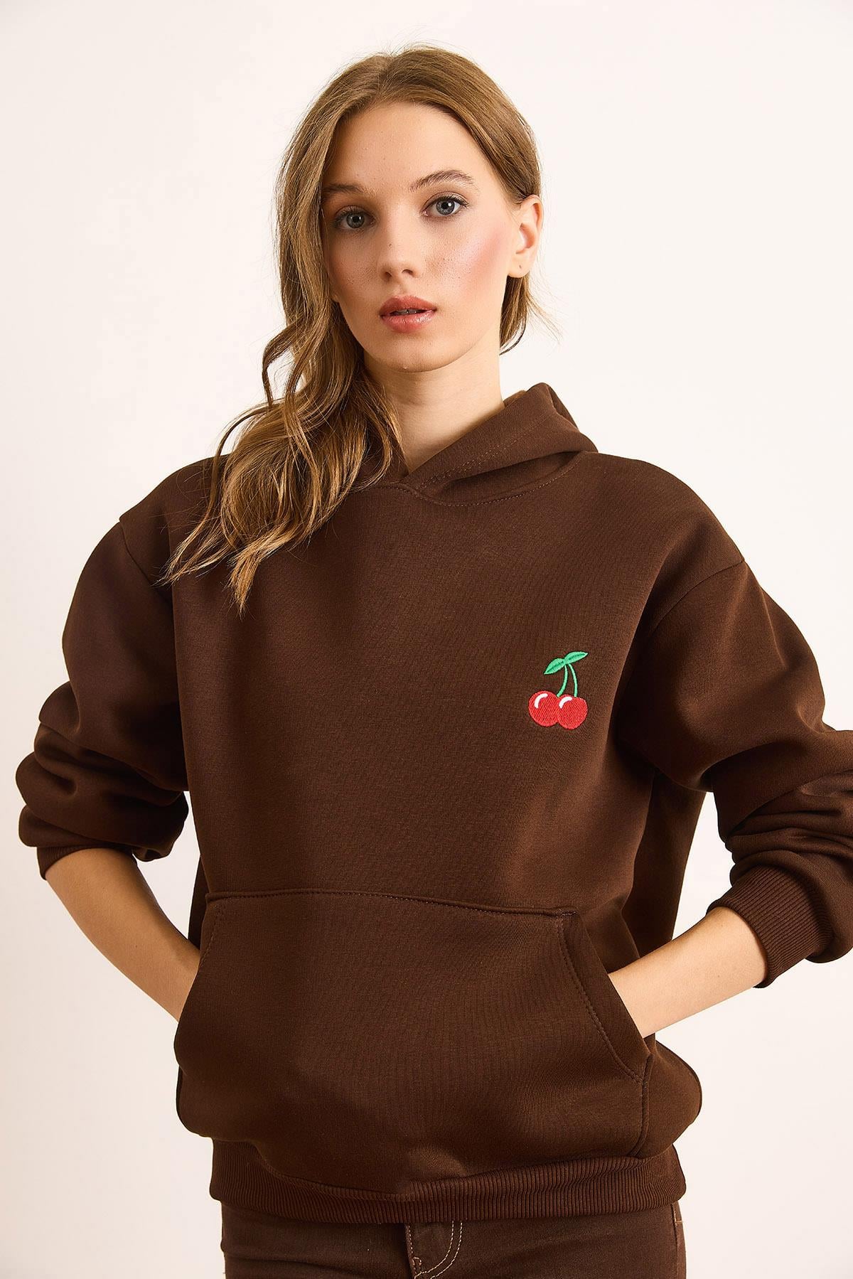 Kiraz Nakışlı Kapüşonlu Şardonlu Sweatshirt Kahverengi
