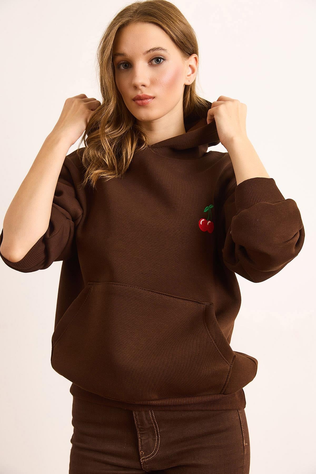 Kiraz Nakışlı Kapüşonlu Şardonlu Sweatshirt Kahverengi