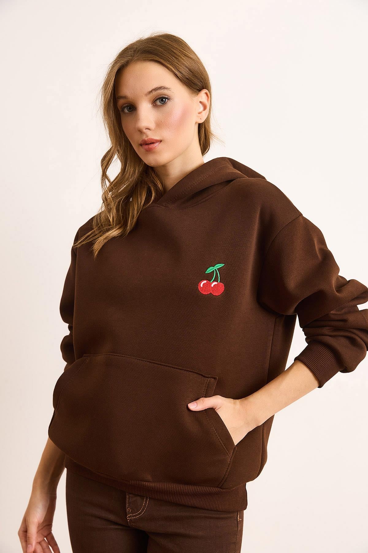 Kiraz Nakışlı Kapüşonlu Şardonlu Sweatshirt Kahverengi