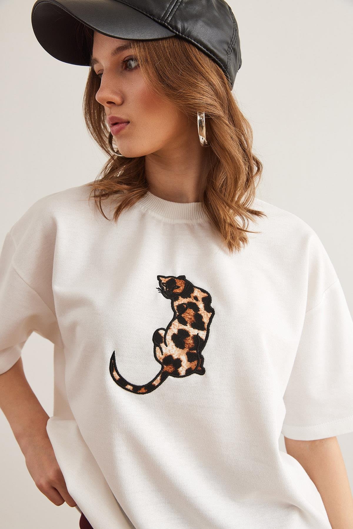 Leopar Aplikeli Boyfriend 2 İp Tişört Beyaz