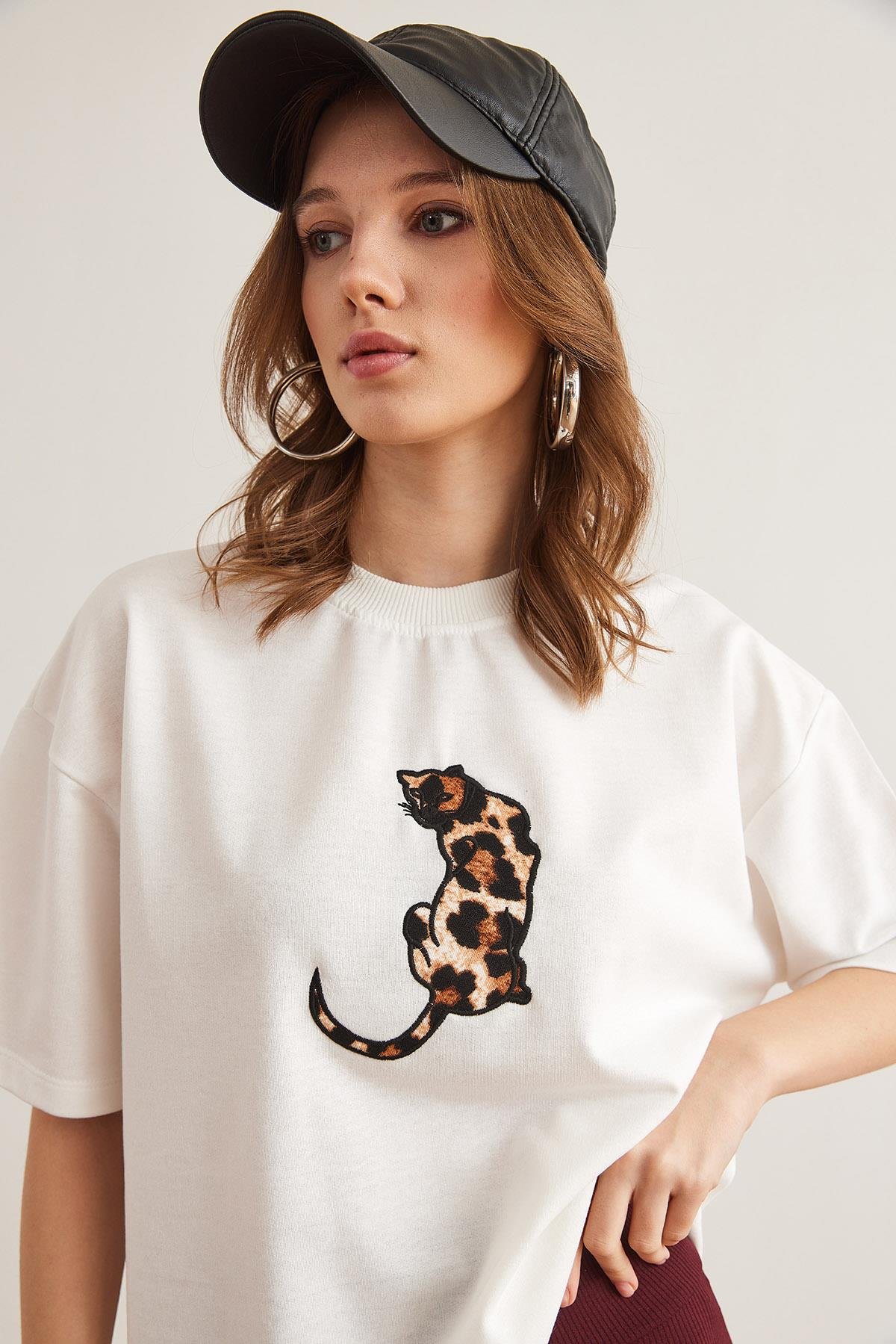 Leopar Aplikeli Boyfriend 2 İp Tişört Beyaz