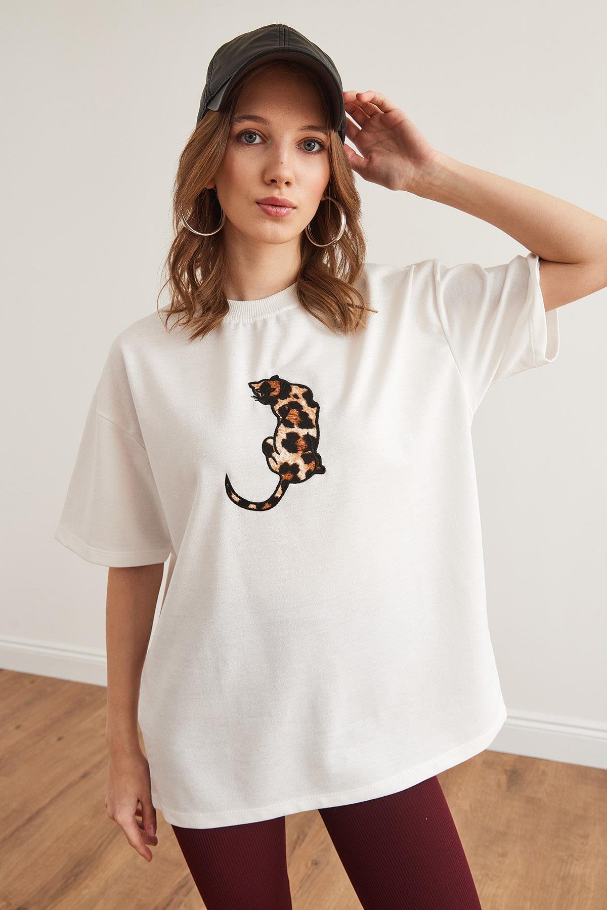 Leopar Aplikeli Boyfriend 2 İp Tişört Beyaz