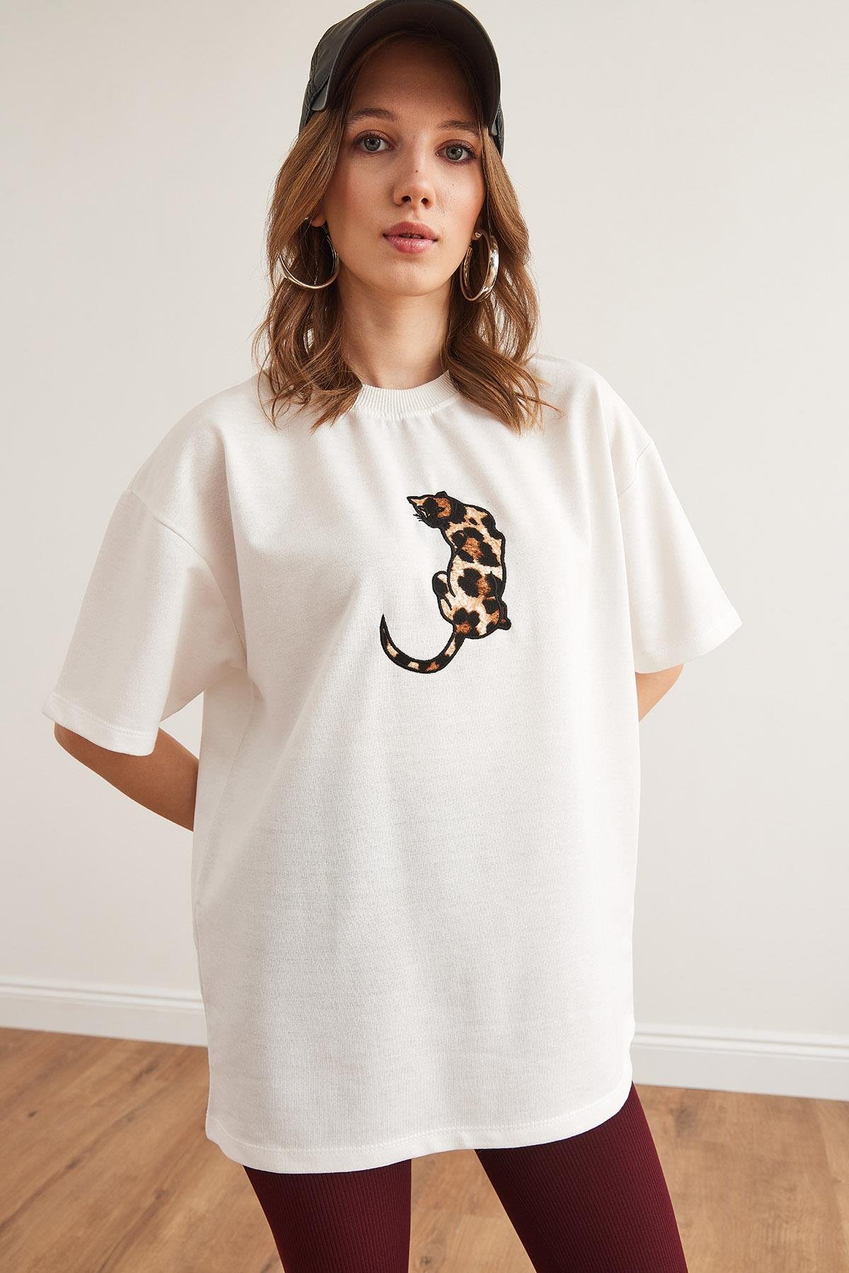 Leopar Aplikeli Boyfriend 2 İp Tişört Beyaz