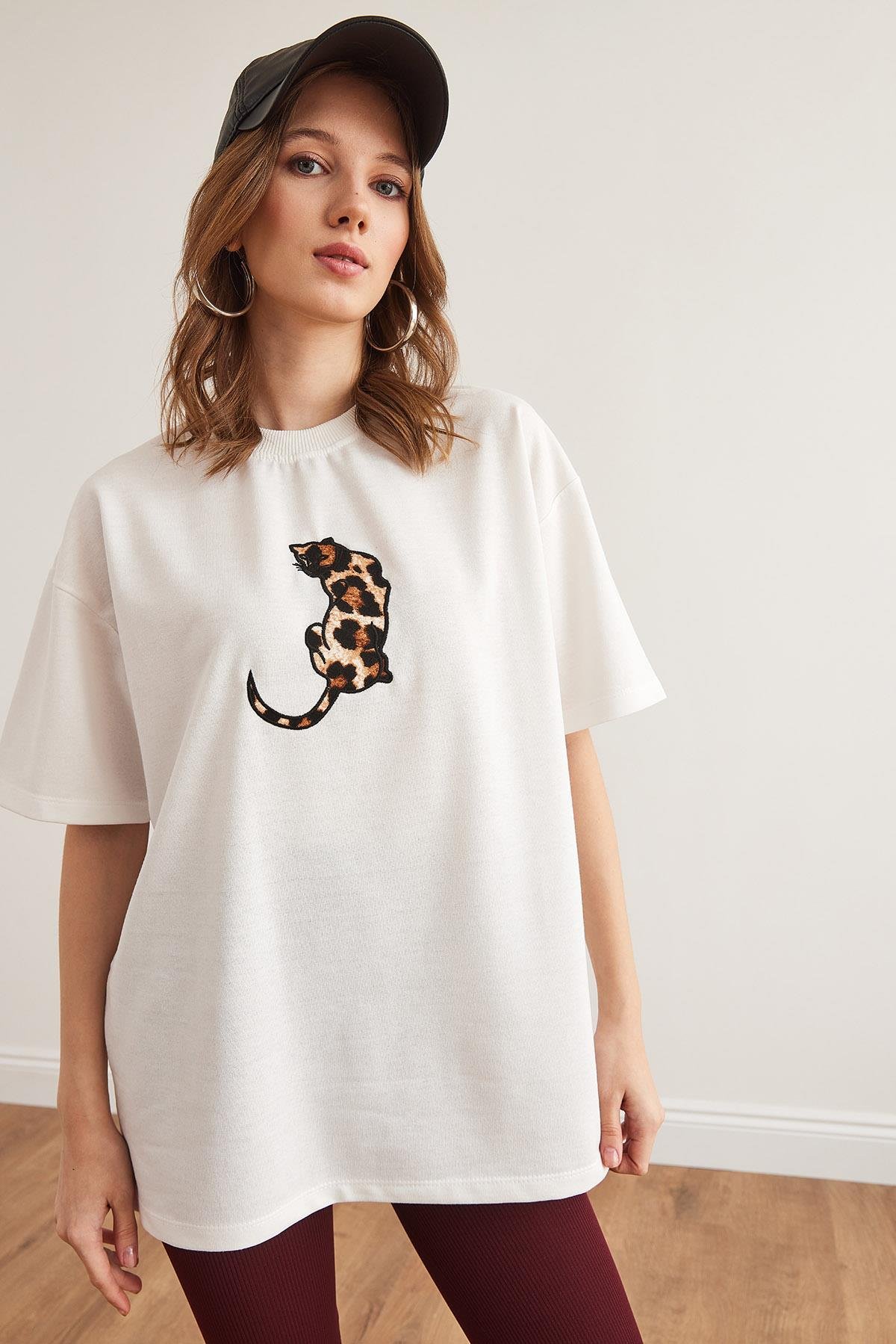 Leopar Aplikeli Boyfriend 2 İp Tişört Beyaz