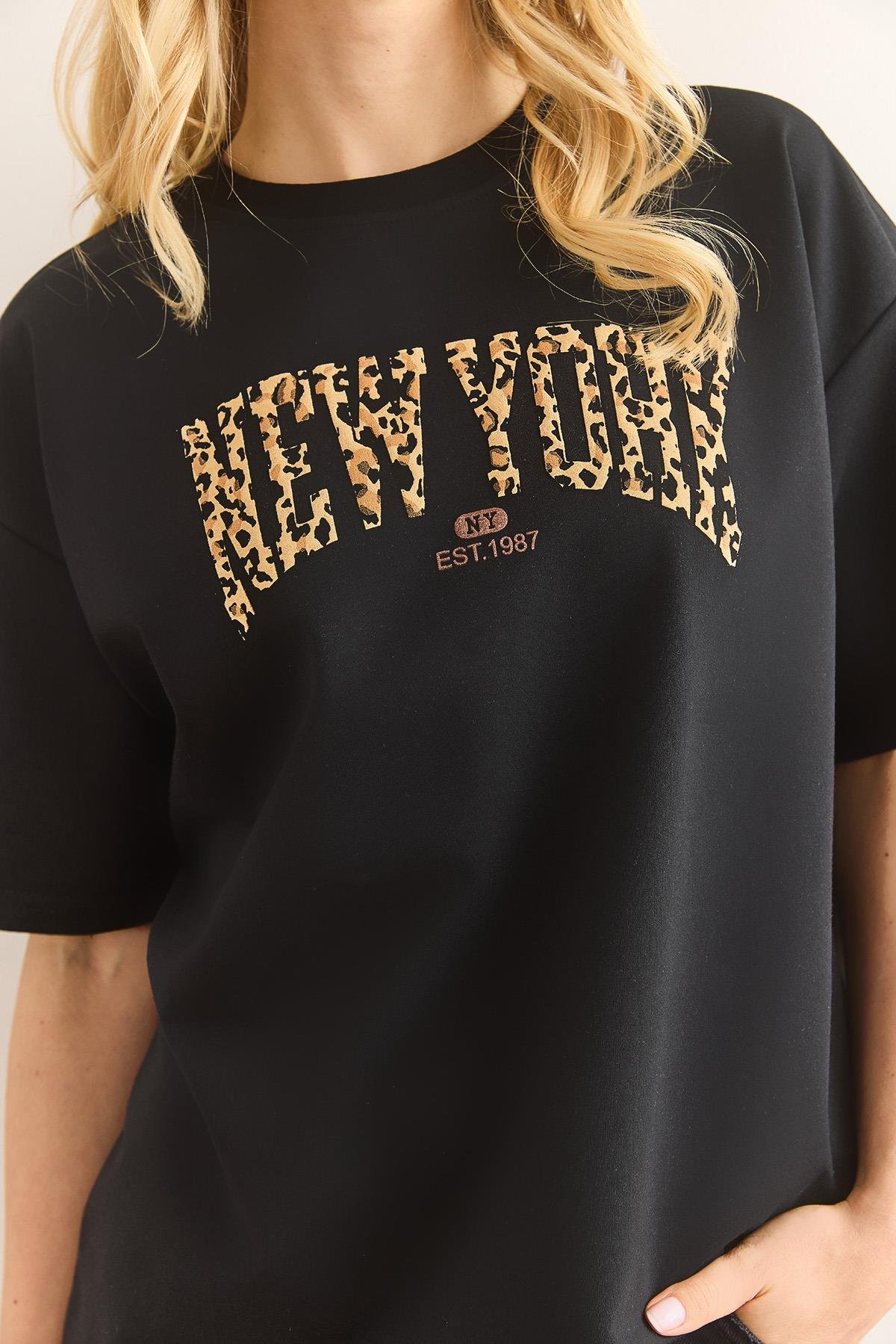 Leopar Newyork Baskılı 2 İp Rahat Kalıp Tişört Siyah