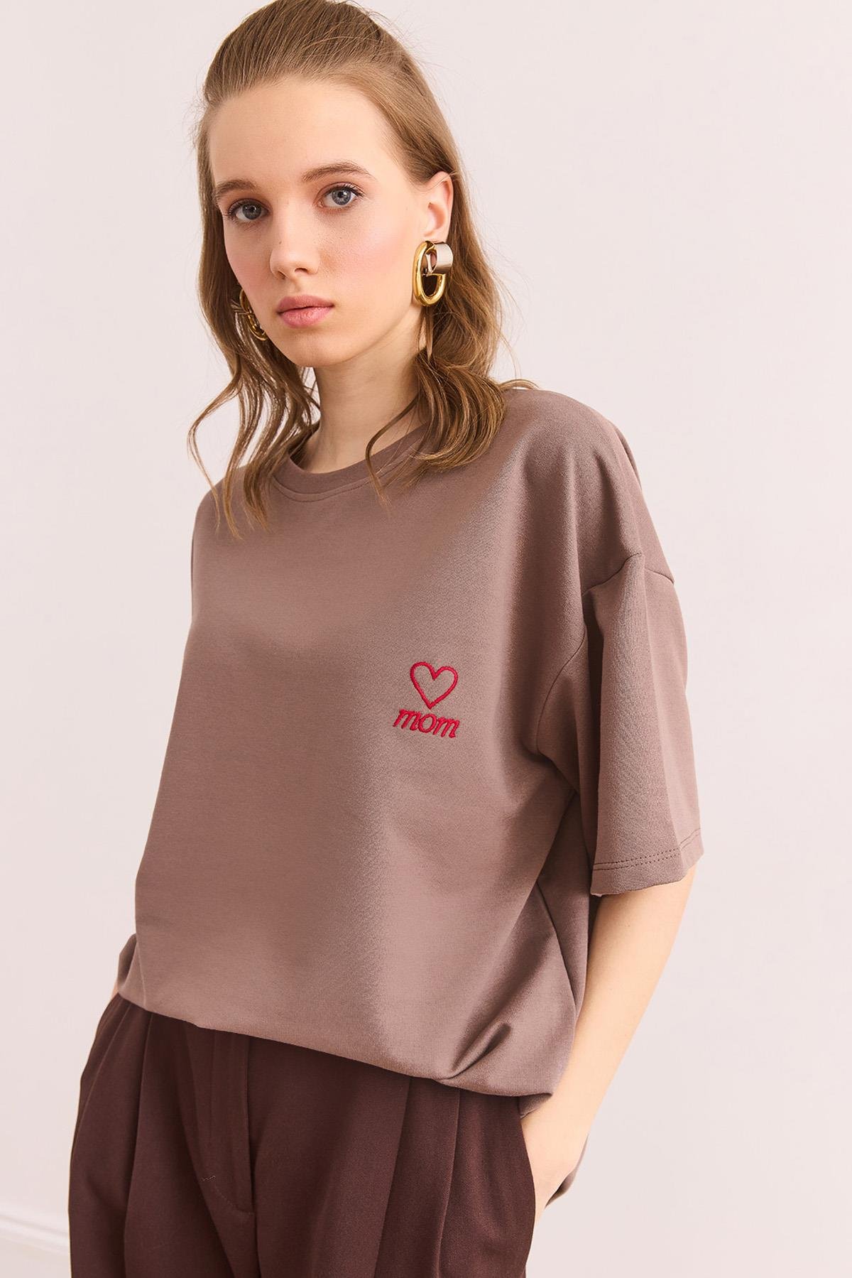 Mom Nakışlı 2 İplik Oversize Tişört Camel