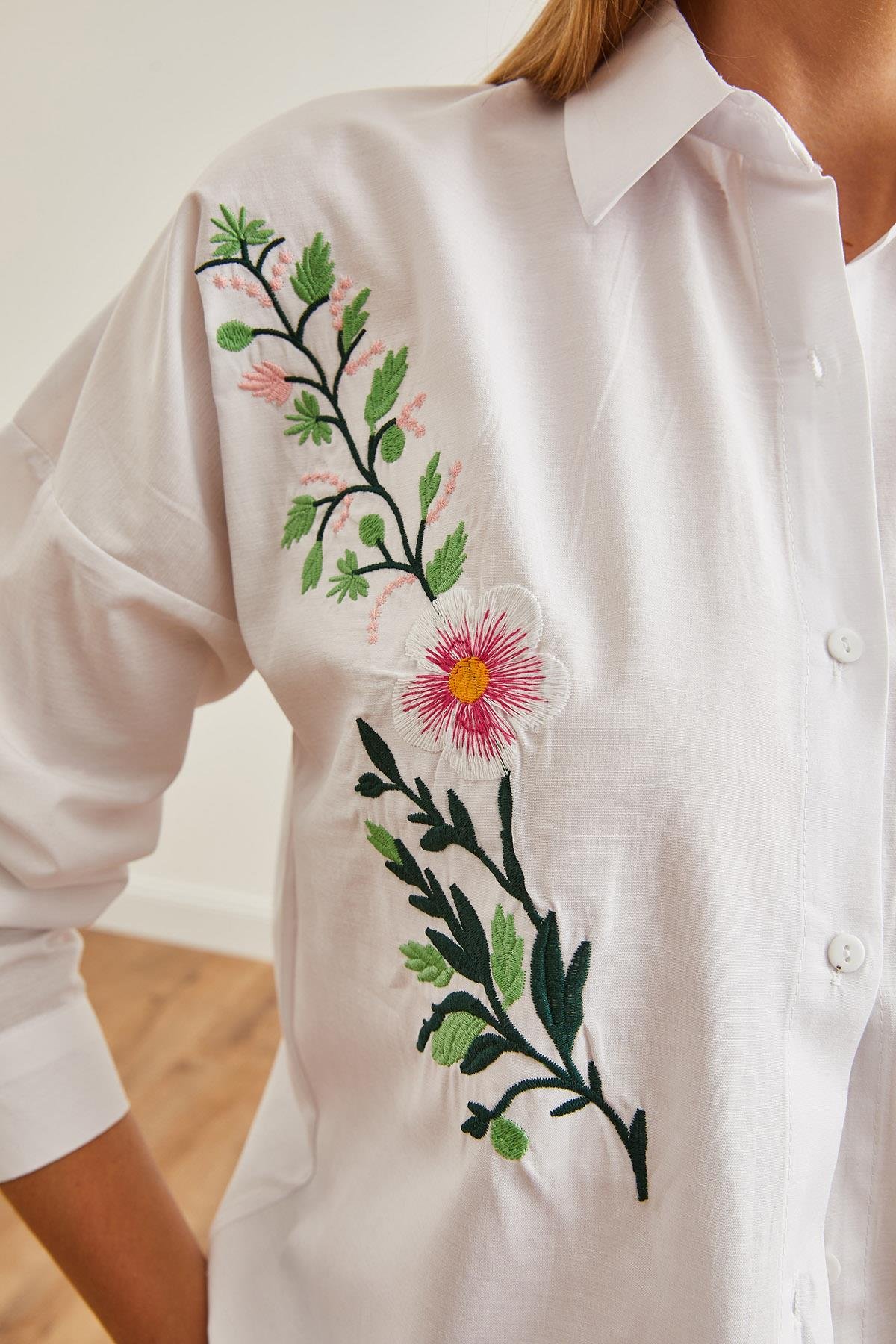 Nakış Detaylı Oversize Dokuma Gömlek Menekşe Beyaz