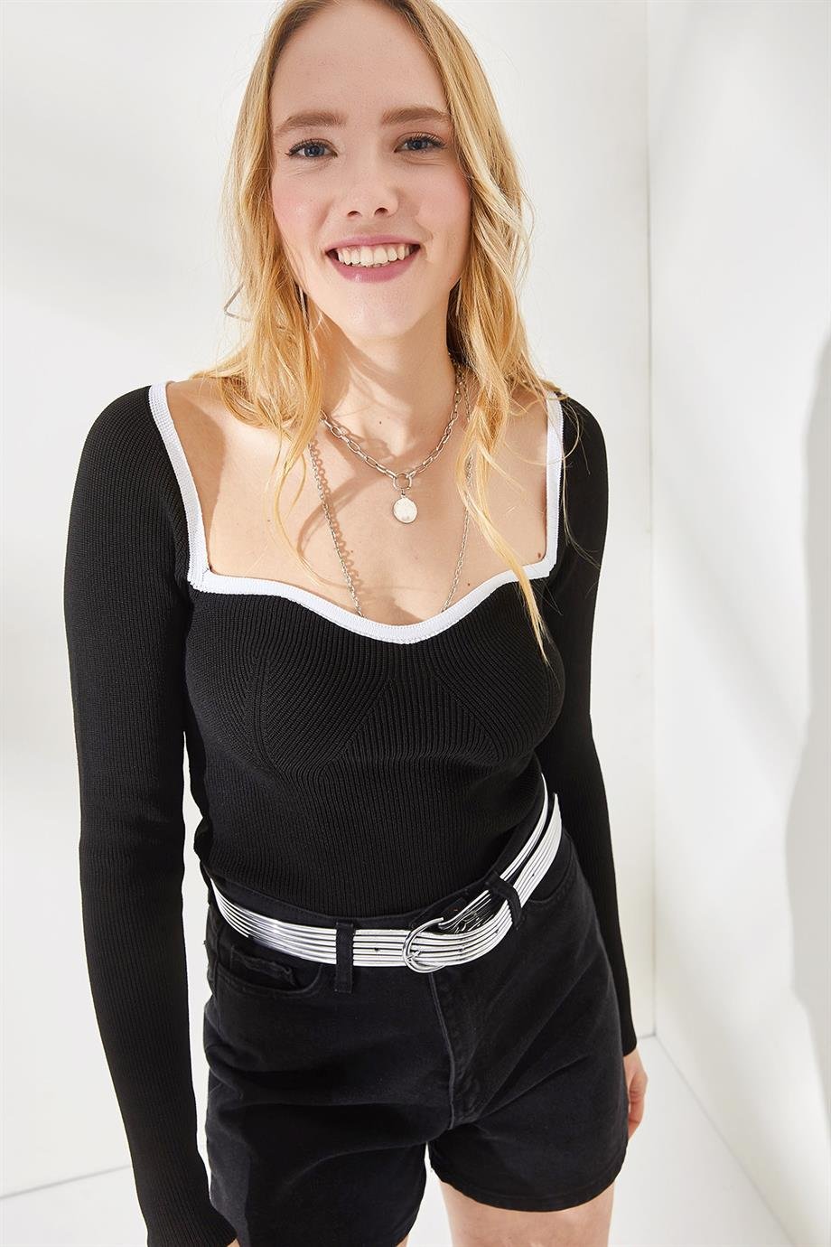 Öpücük Yaka Crop Triko Bluz Siyah Beyaz