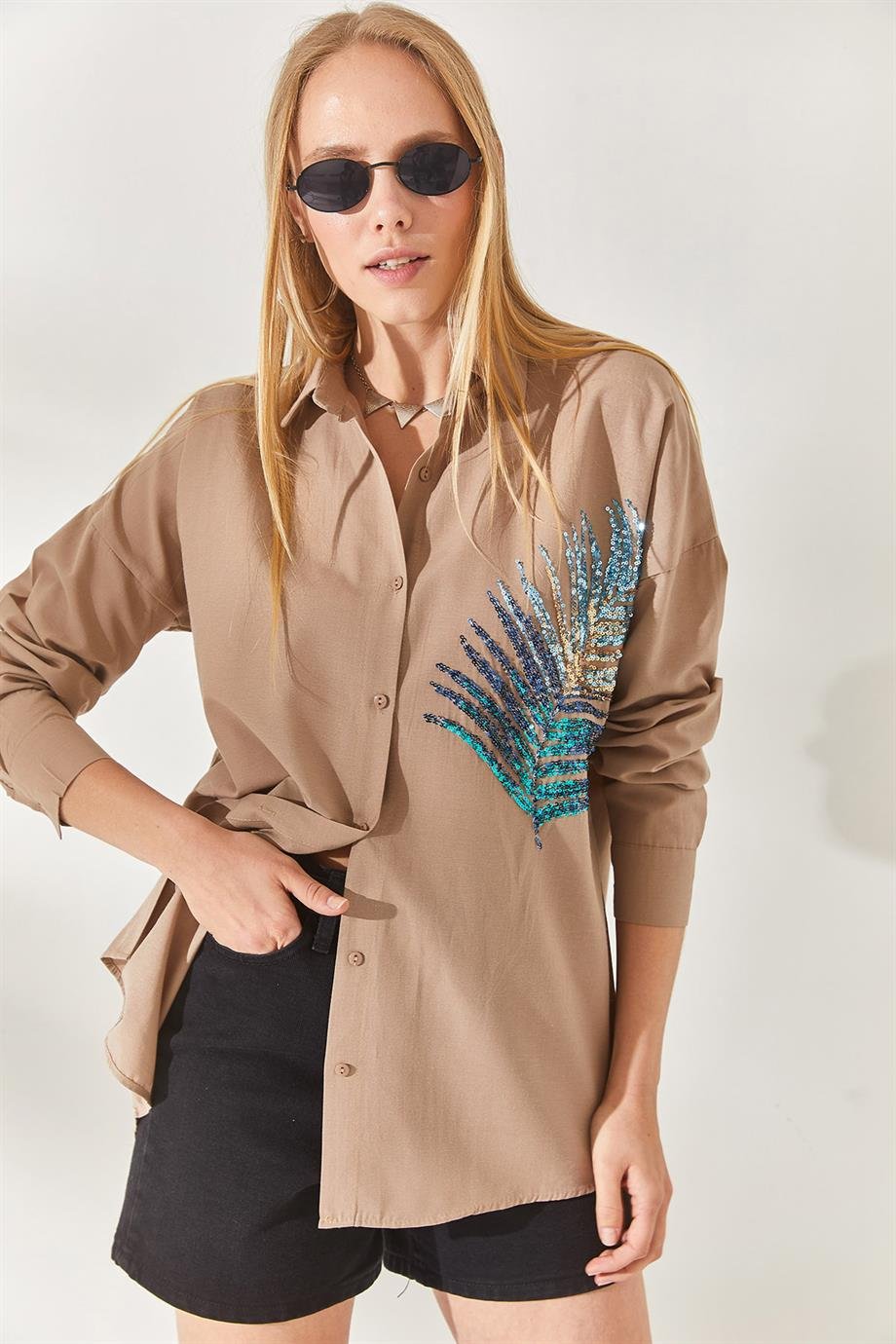 Palmiye Pul Detaylı Oversize Dokuma Poplin Gömlek Vizon