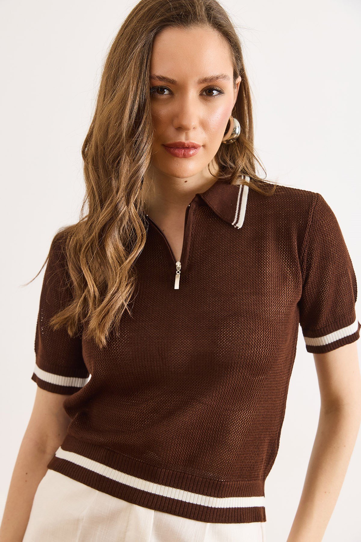 Polo Yaka Fermuarlı Ajurlu Crop Triko Bluz Kahverengi