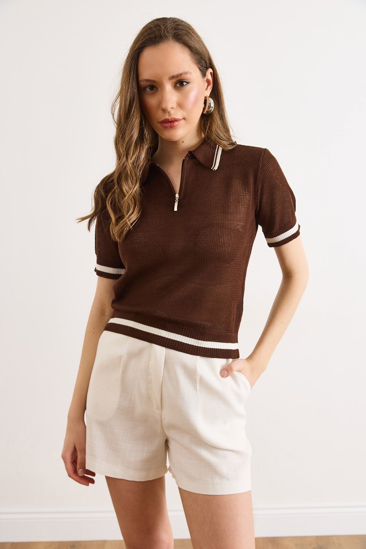Polo Yaka Fermuarlı Ajurlu Crop Triko Bluz Kahverengi