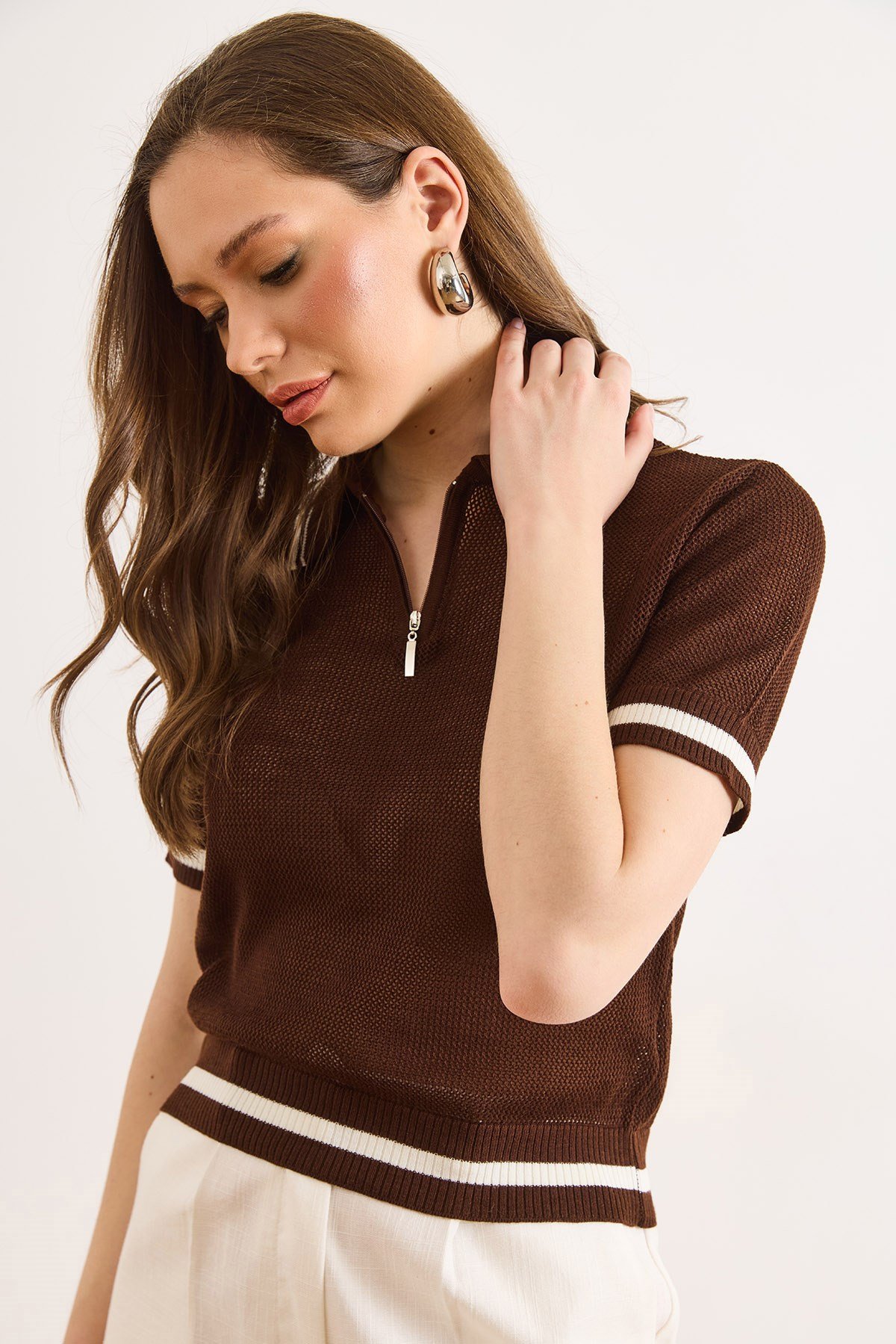 Polo Yaka Fermuarlı Ajurlu Crop Triko Bluz Kahverengi