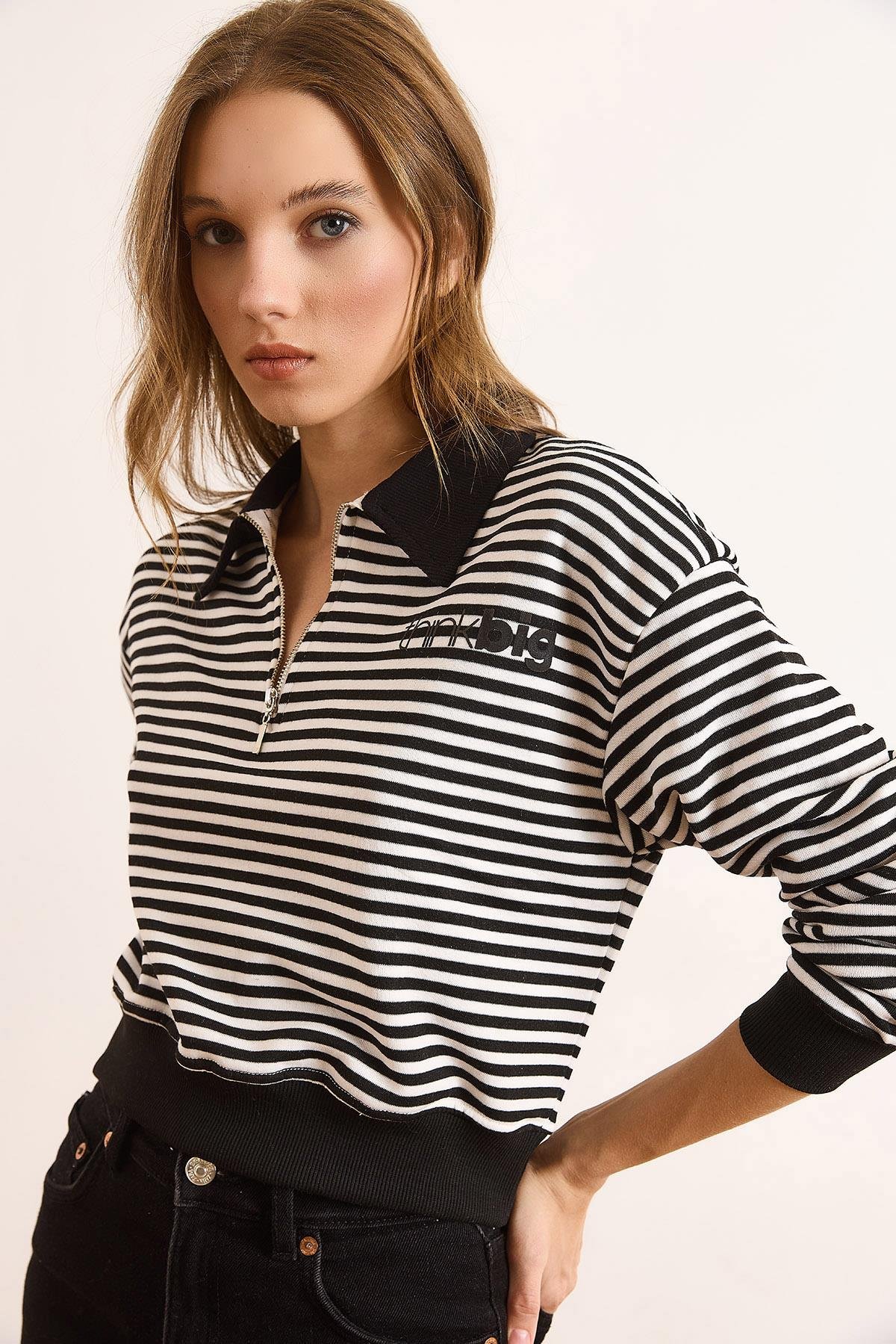 Polo Yaka Fermuarlı Çizgili Şardonsuz Crop Sweatshirt Siyah