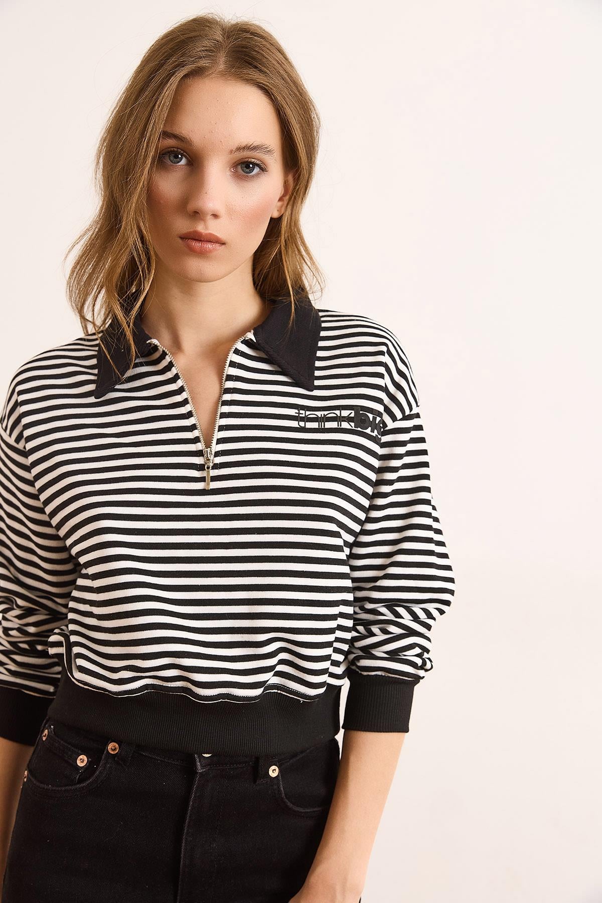 Polo Yaka Fermuarlı Çizgili Şardonsuz Crop Sweatshirt Siyah