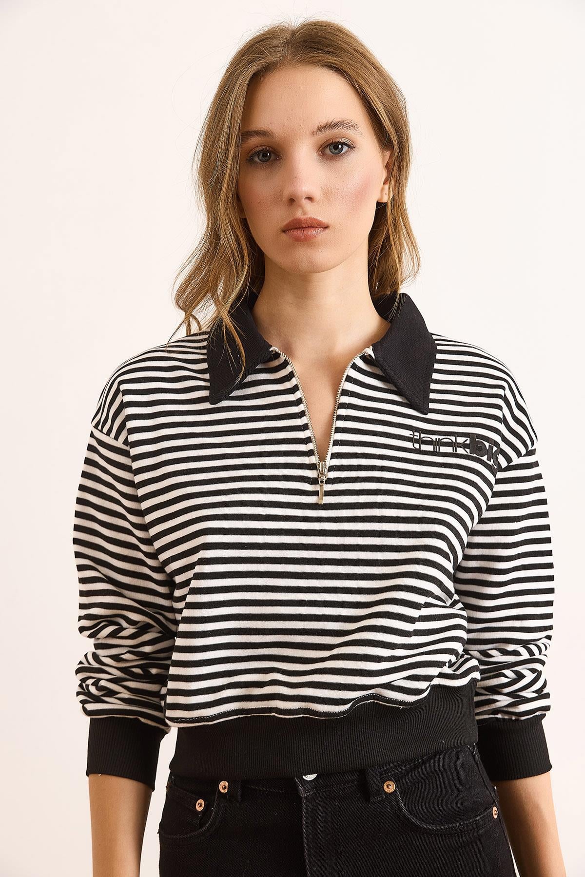 Polo Yaka Fermuarlı Çizgili Şardonsuz Crop Sweatshirt Siyah